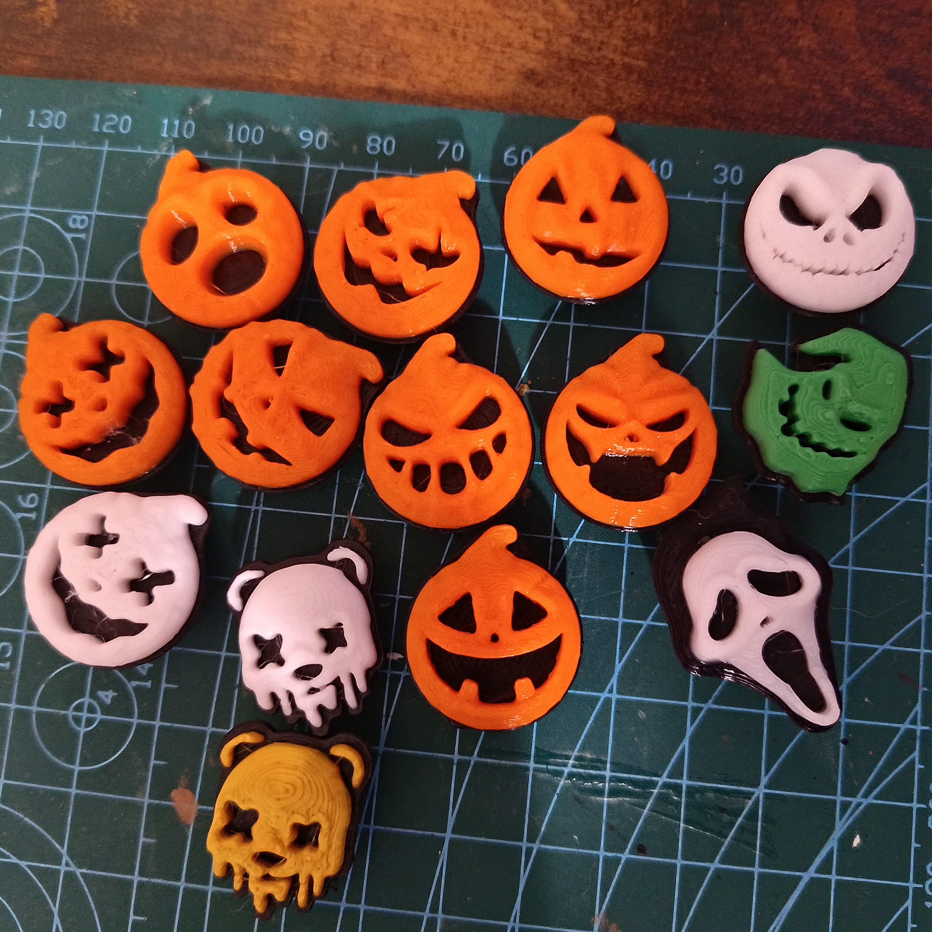 Halloween pumpkin charm with a smile for Crocs - (SpookyStep Collection)