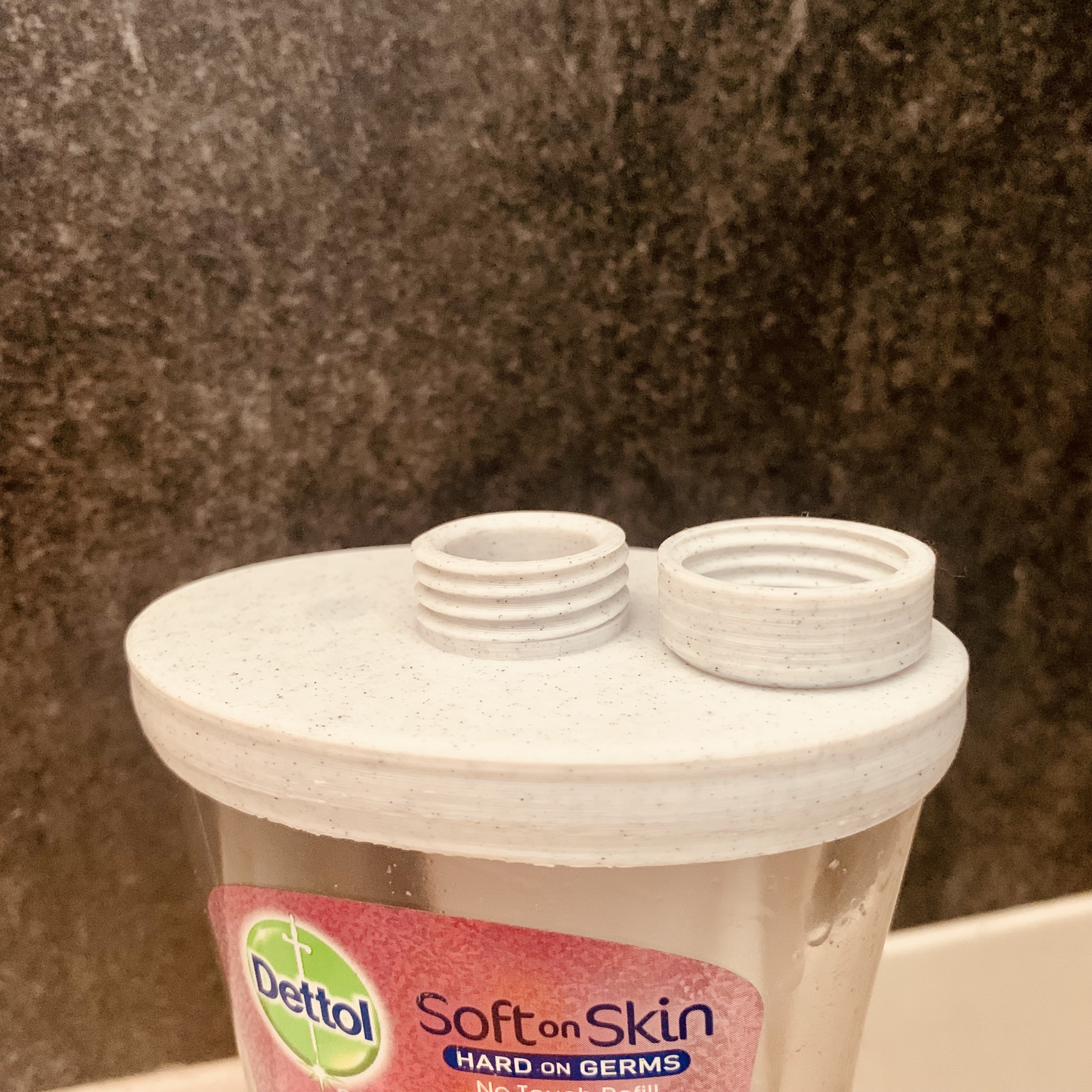 Miniatura 2 do modelo 3D Refillable cap for Dettol