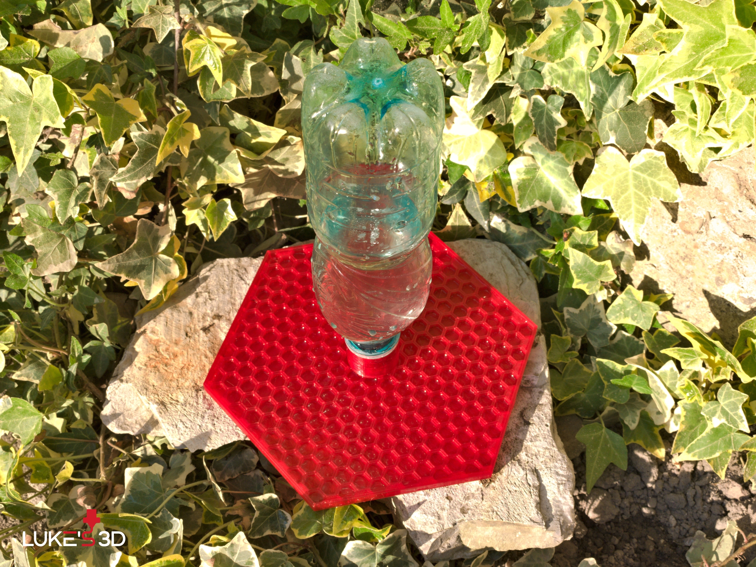 Miniatura 2 do modelo 3D PET bottle bee feeder