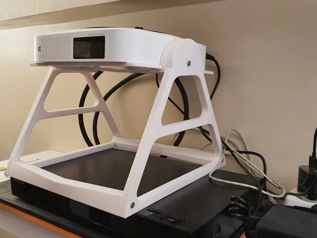 Orientable stand for video projector