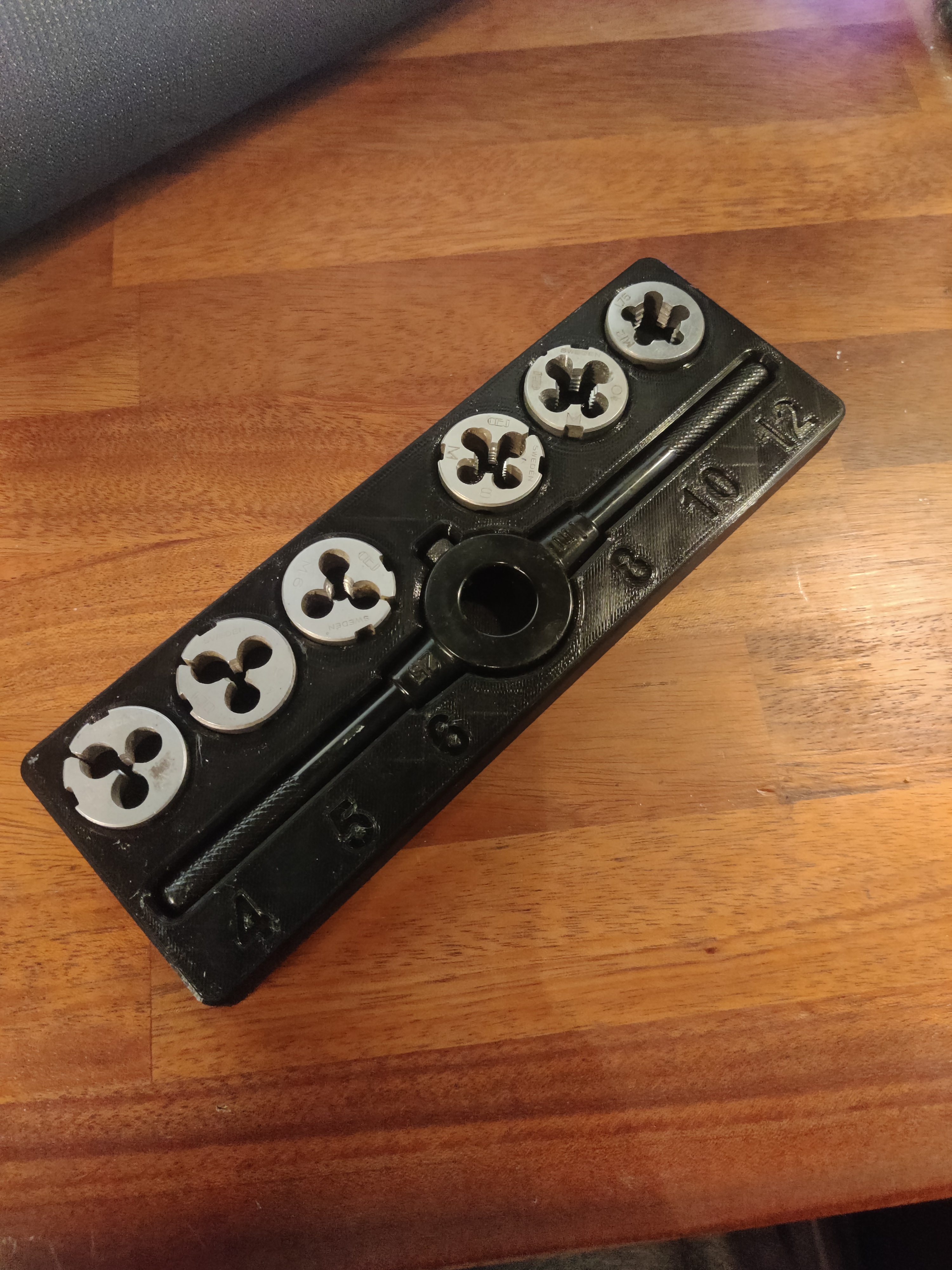 Thread cutting tool insert