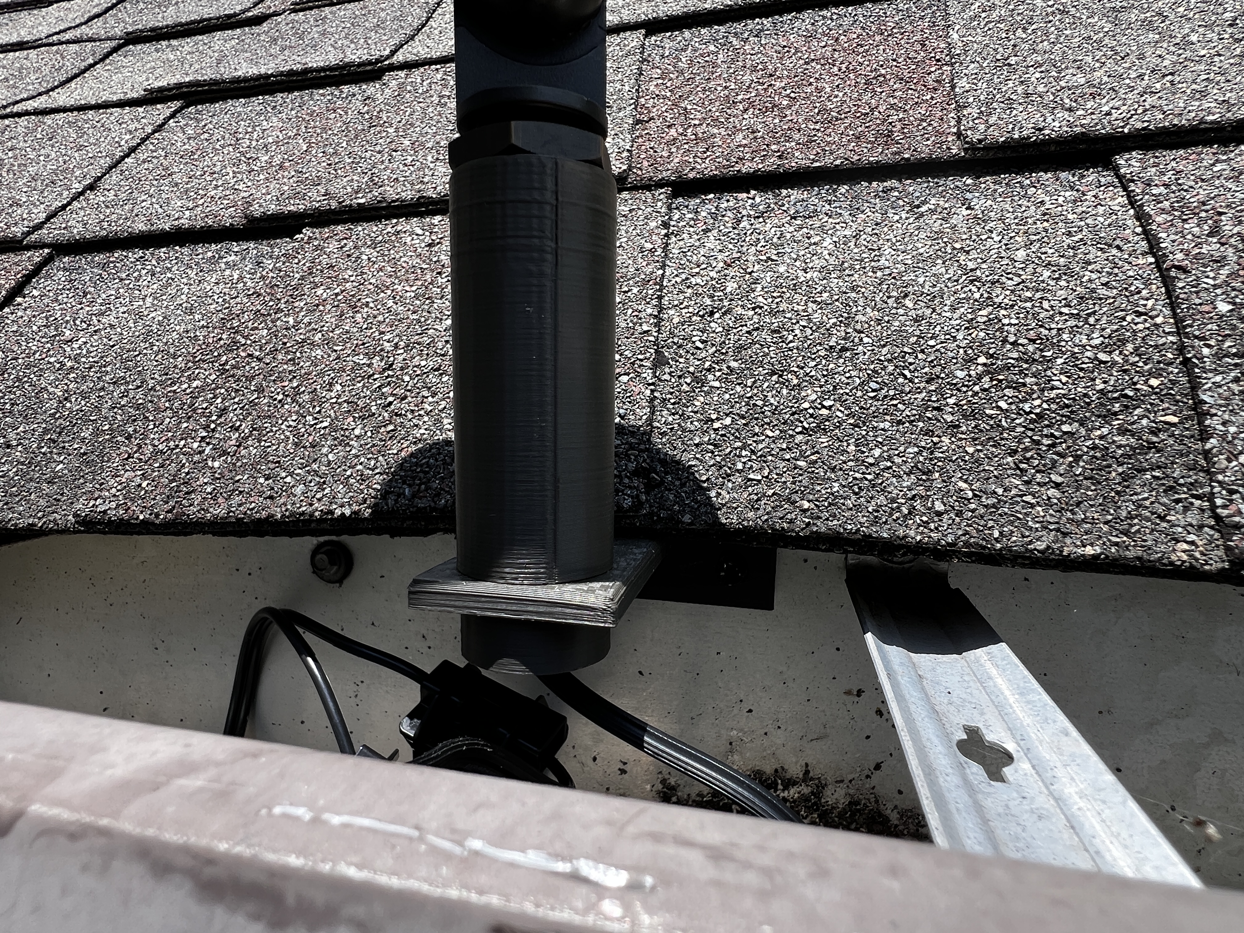 Miniatura 2 do modelo 3D Gutter Bracket with Optional Riser for Outdoor Lighting