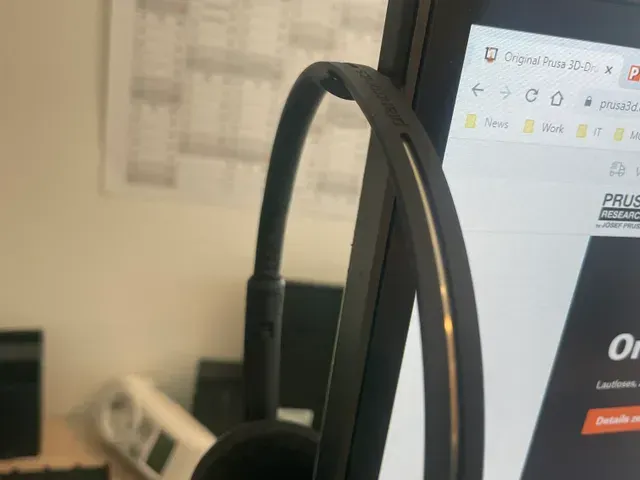 Quick&Dirty headset holder for monitor