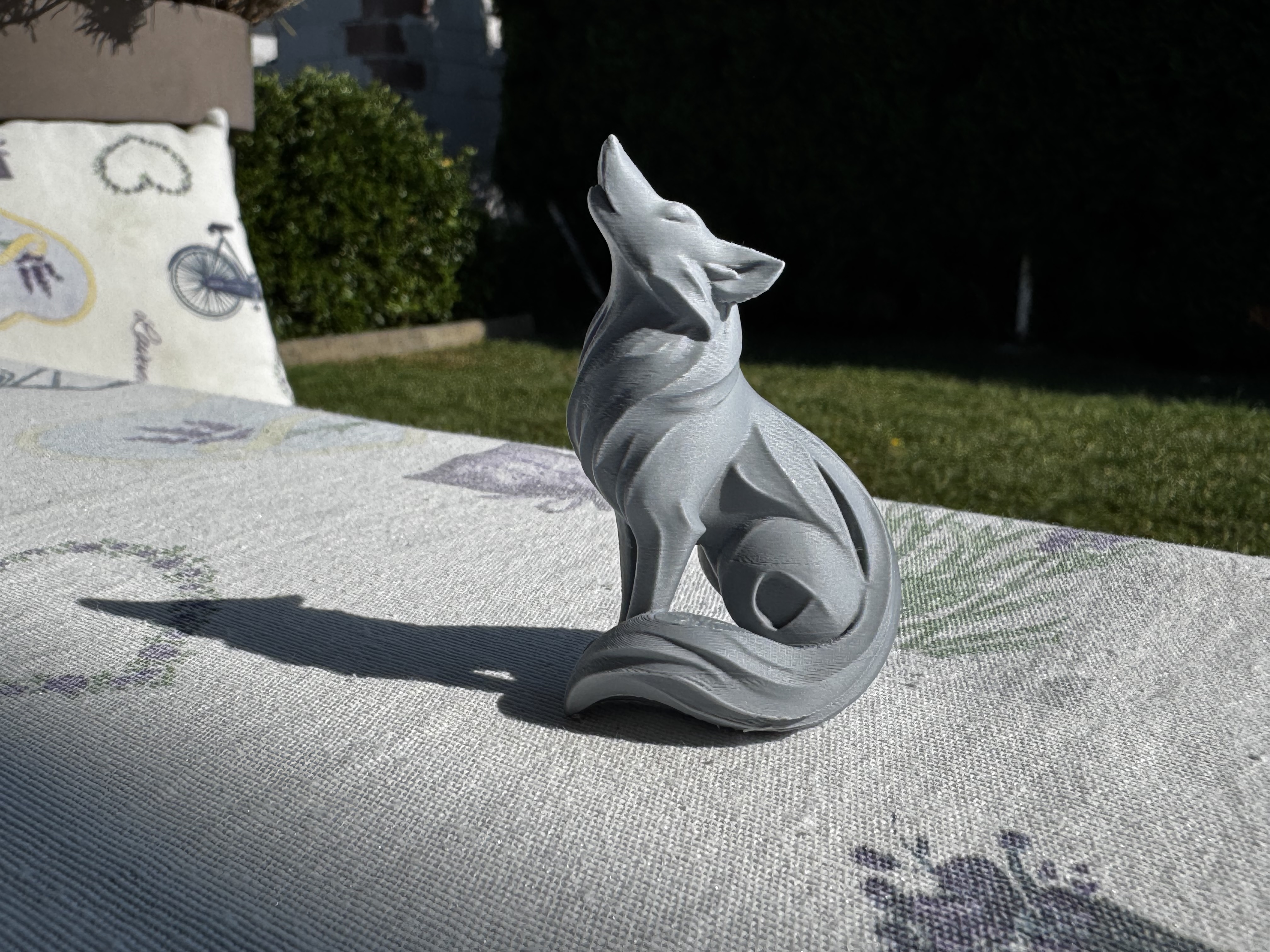 Night Singer - wolf decor