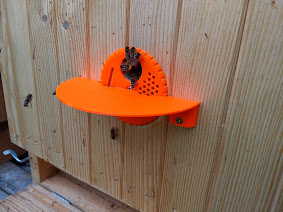 Beehive entrance disc + landing zone (detachable)