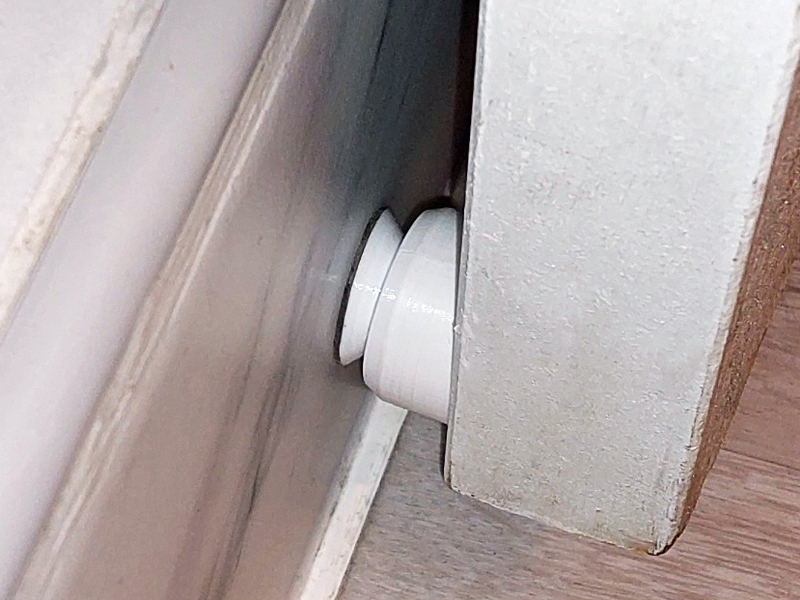 Magnetic, Low-Profile, Floating Head, Quiet Door Catch