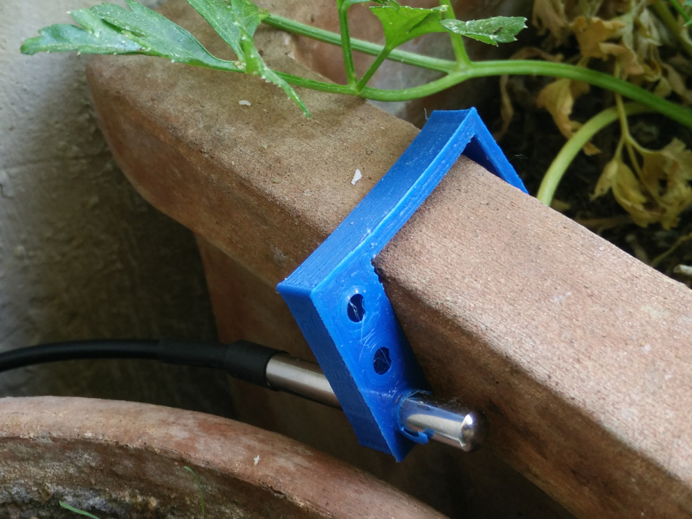 Holder for a Capsulated DS18B20 Sensor