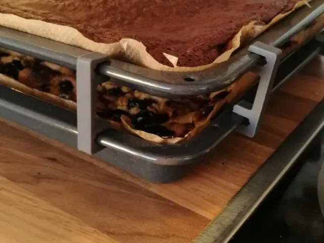 Baking tray stacker