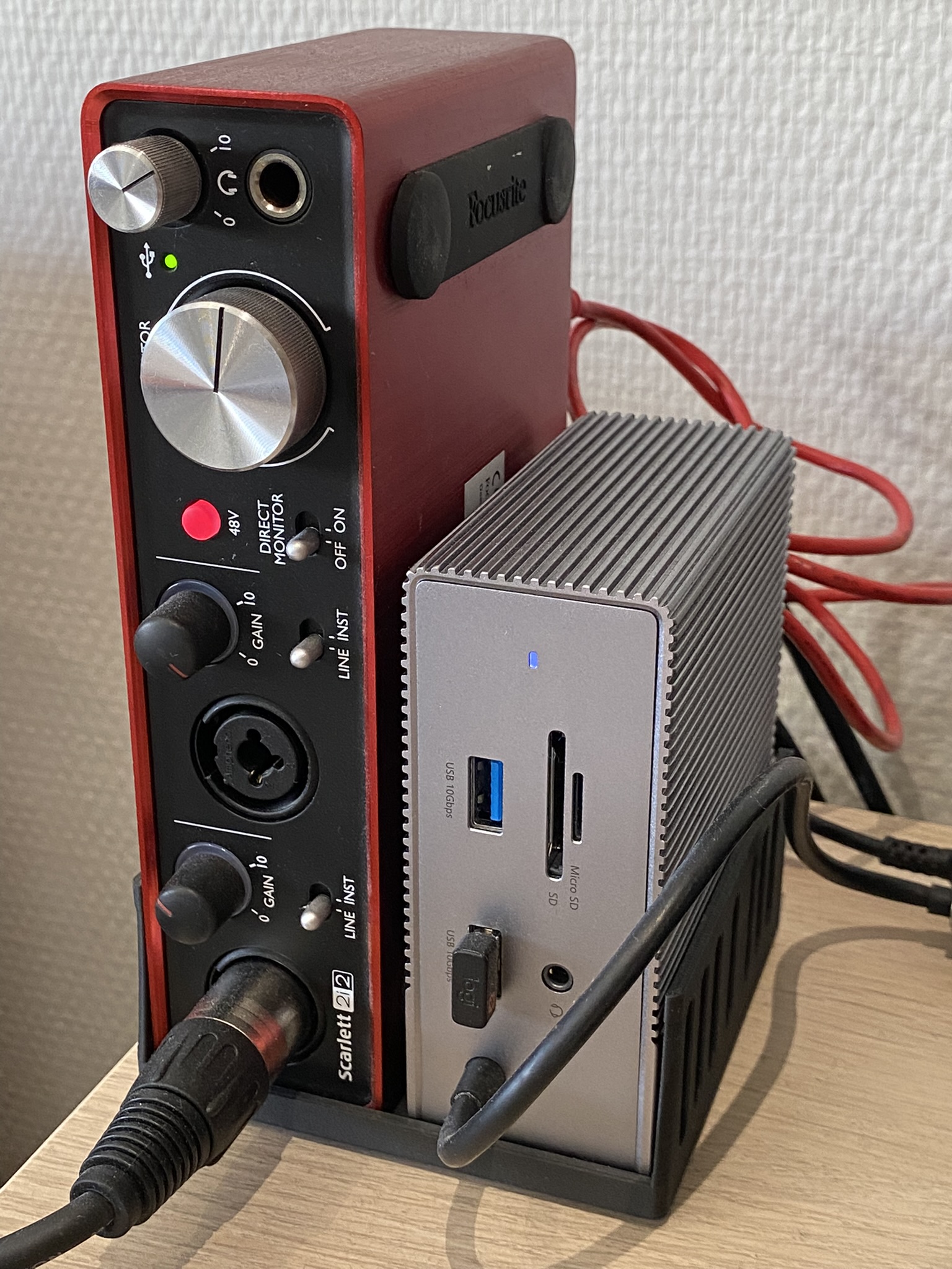 Vertical stand for Scarlett 2i2 and Hyperdrive 12-port