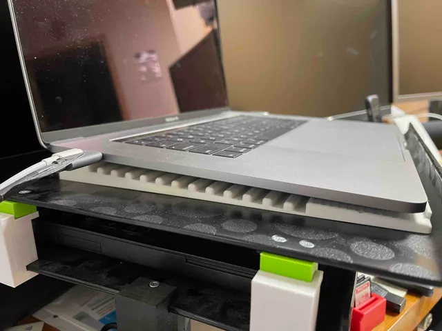 MacBook 15" slanted pad with ventilation slots