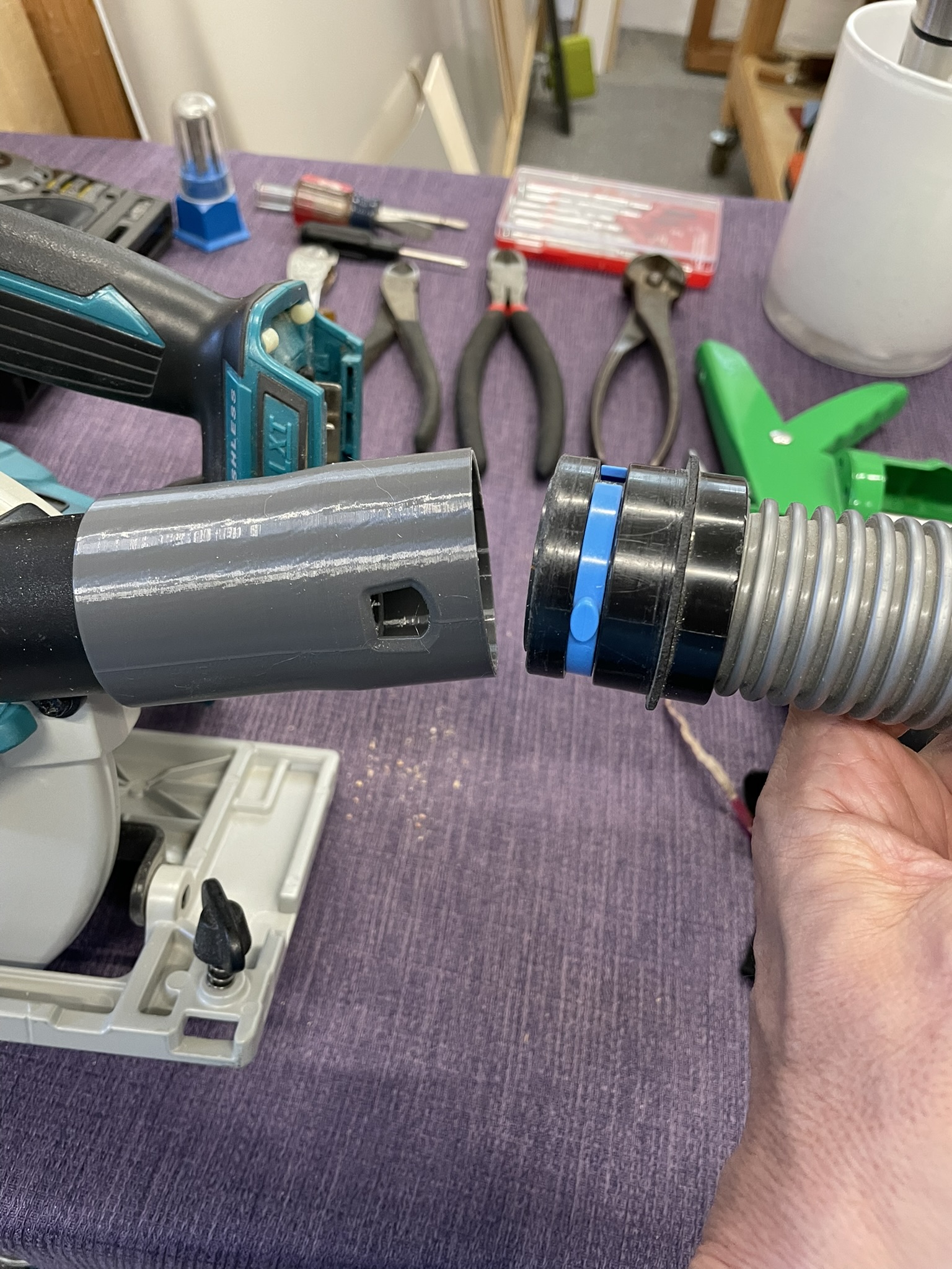 Makita LXT 18v 6 1/2 in circular saw "Quick Click" hose adapter