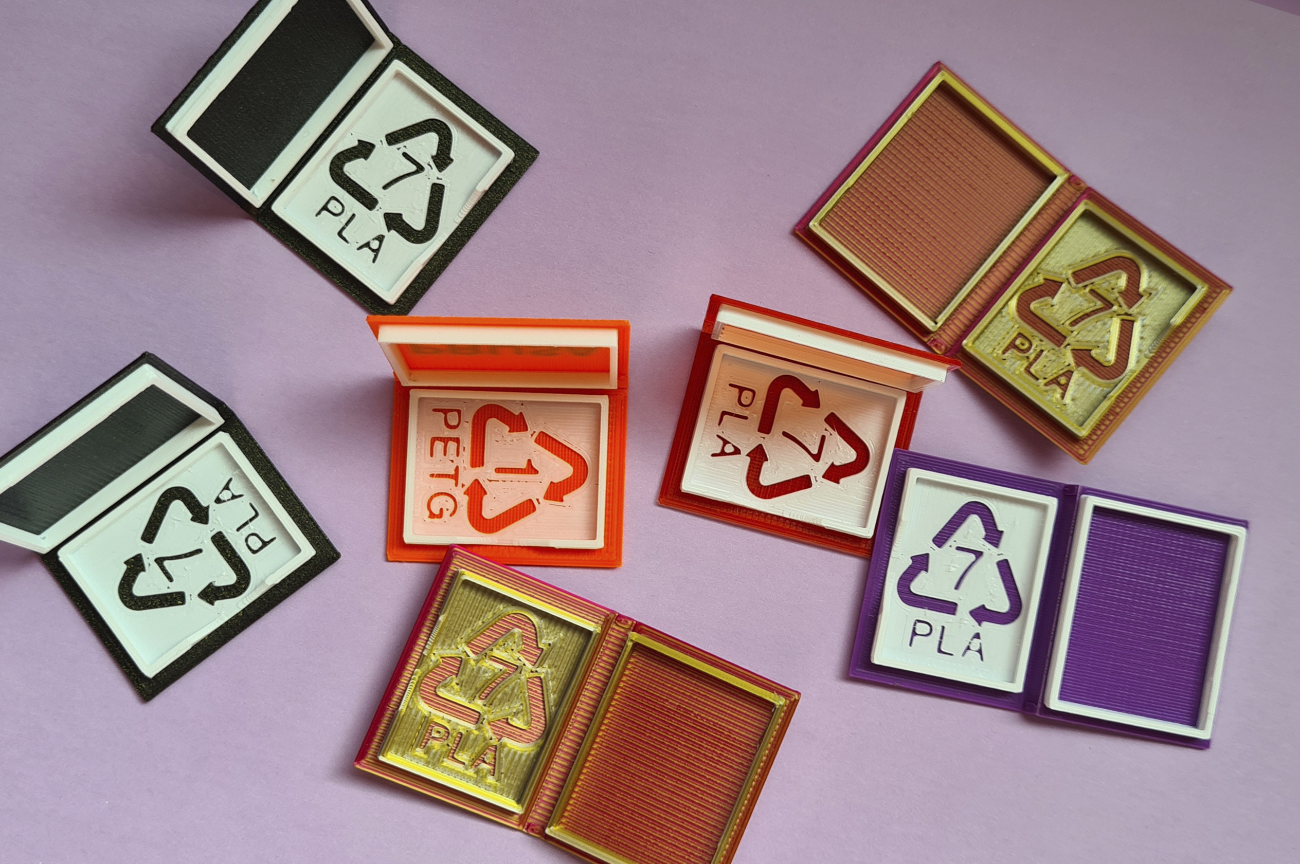 Miniatura 7 do modelo 3D Book-style SD card case