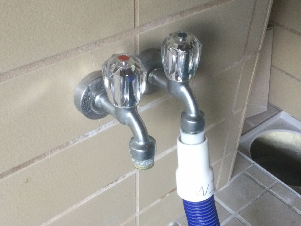 Adapter to vent a pool cleaning tube using a water tap (Customizable)