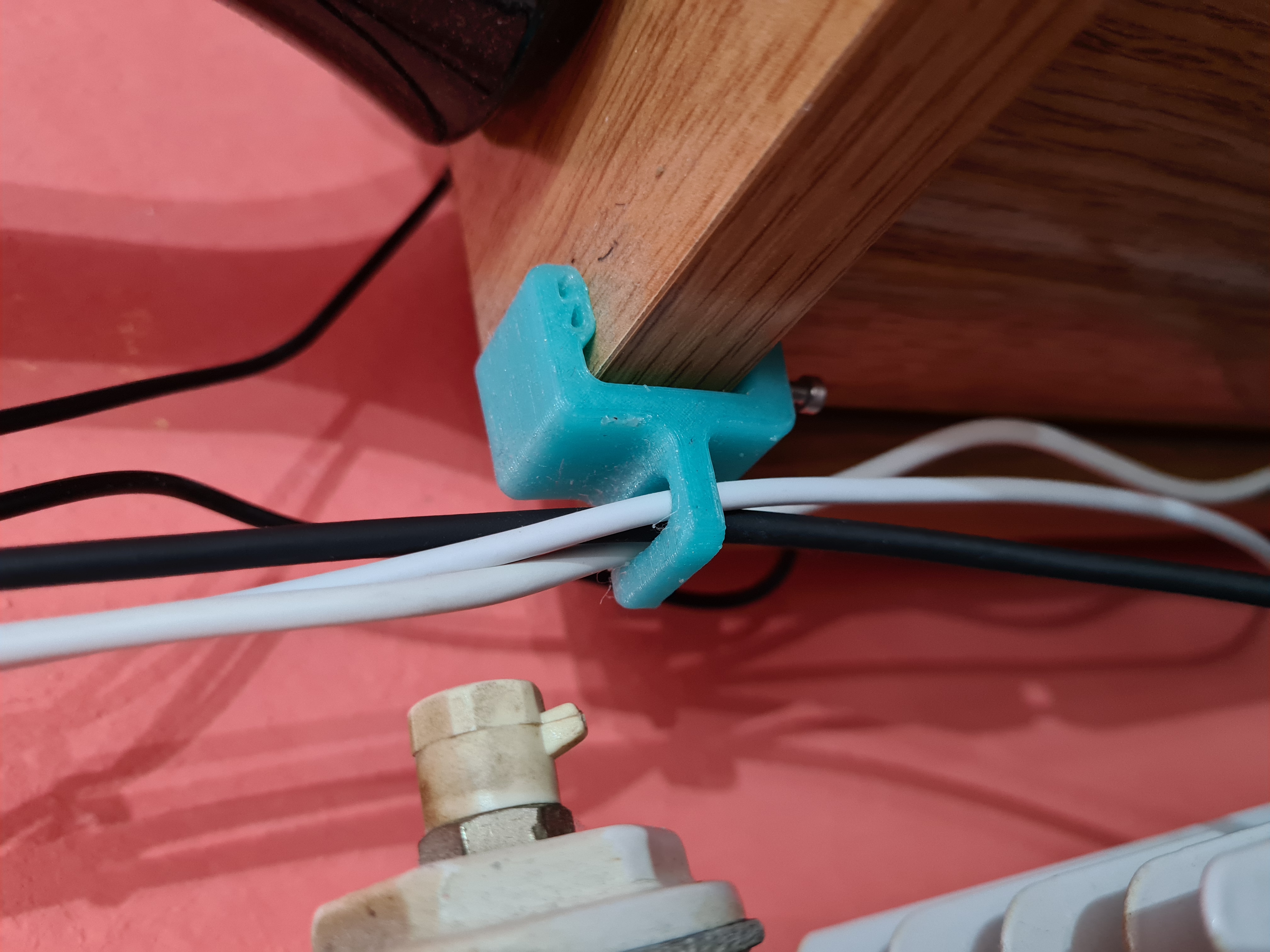 Soporte cables escritorio