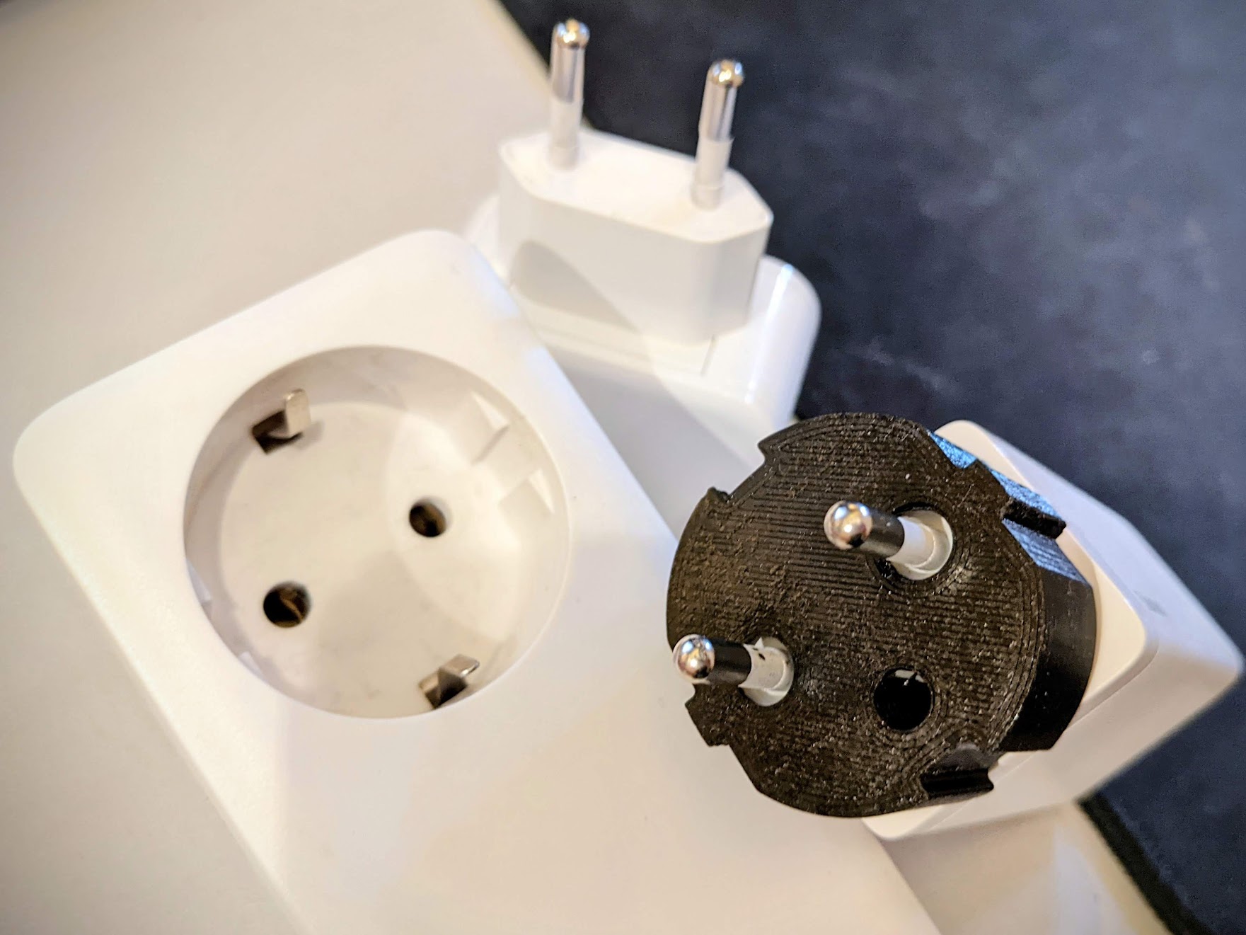 EU plug support with ground hole