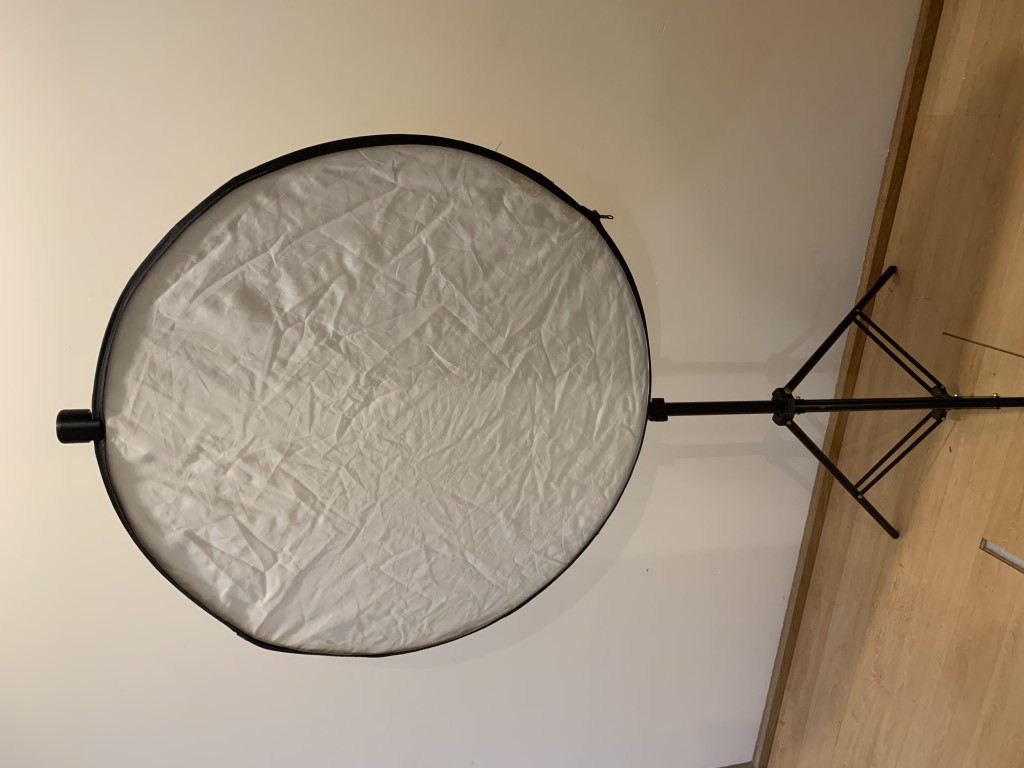 Collapsable reflector holder