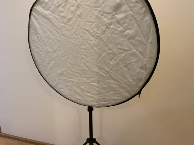 Collapsable reflector holder