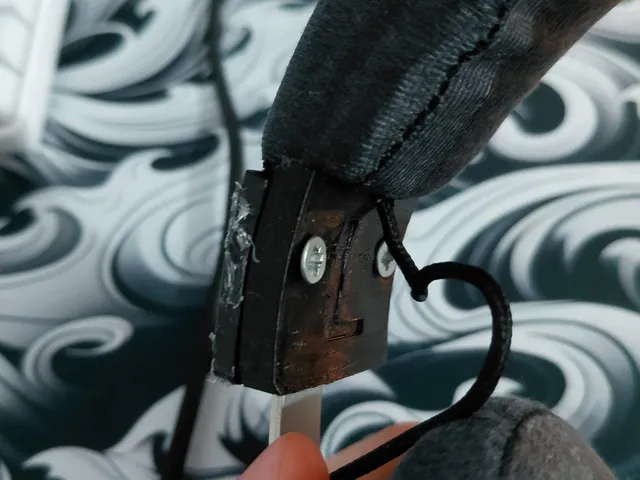 Rampage headphone hinge
