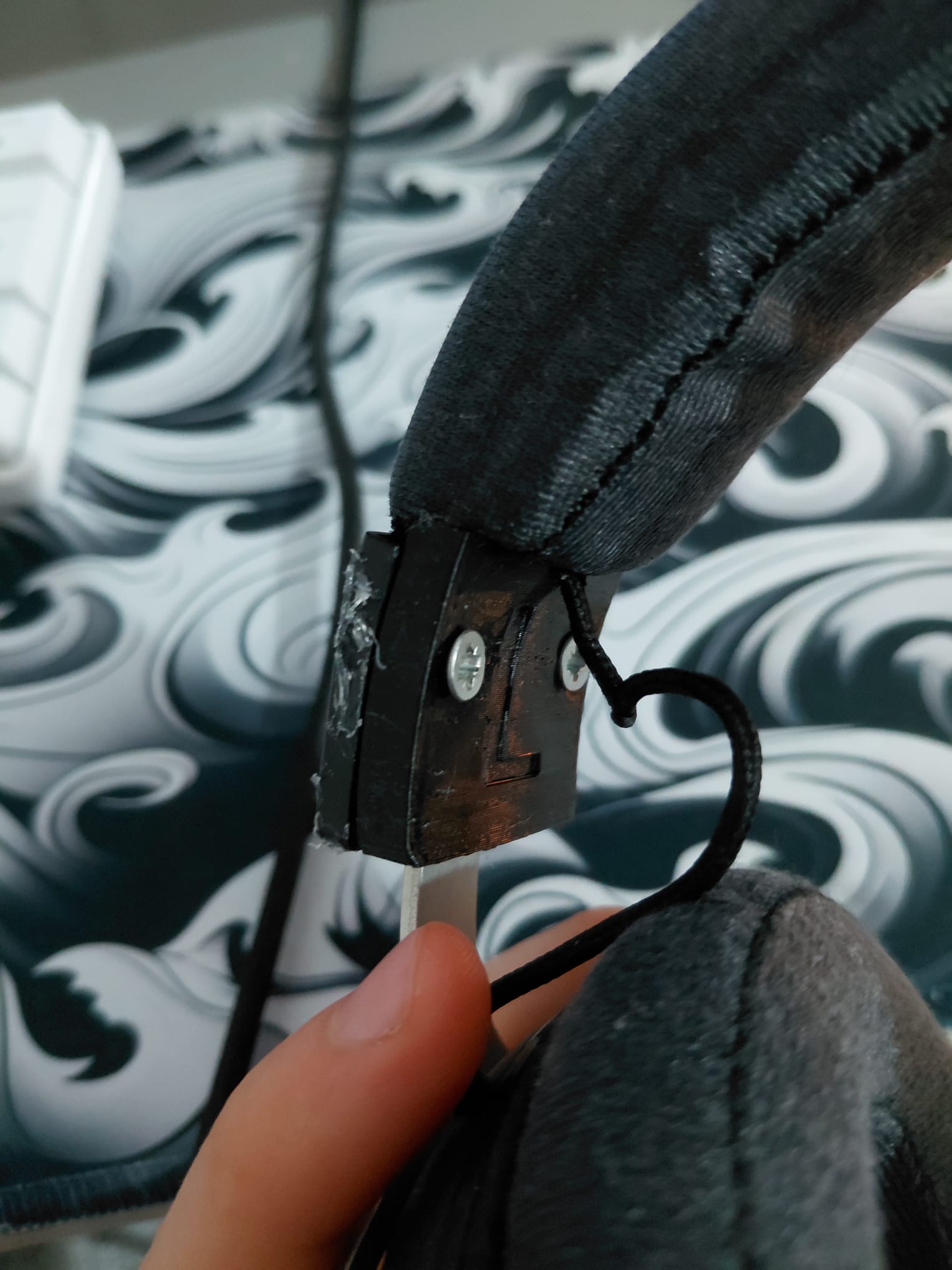 Rampage headphone hinge