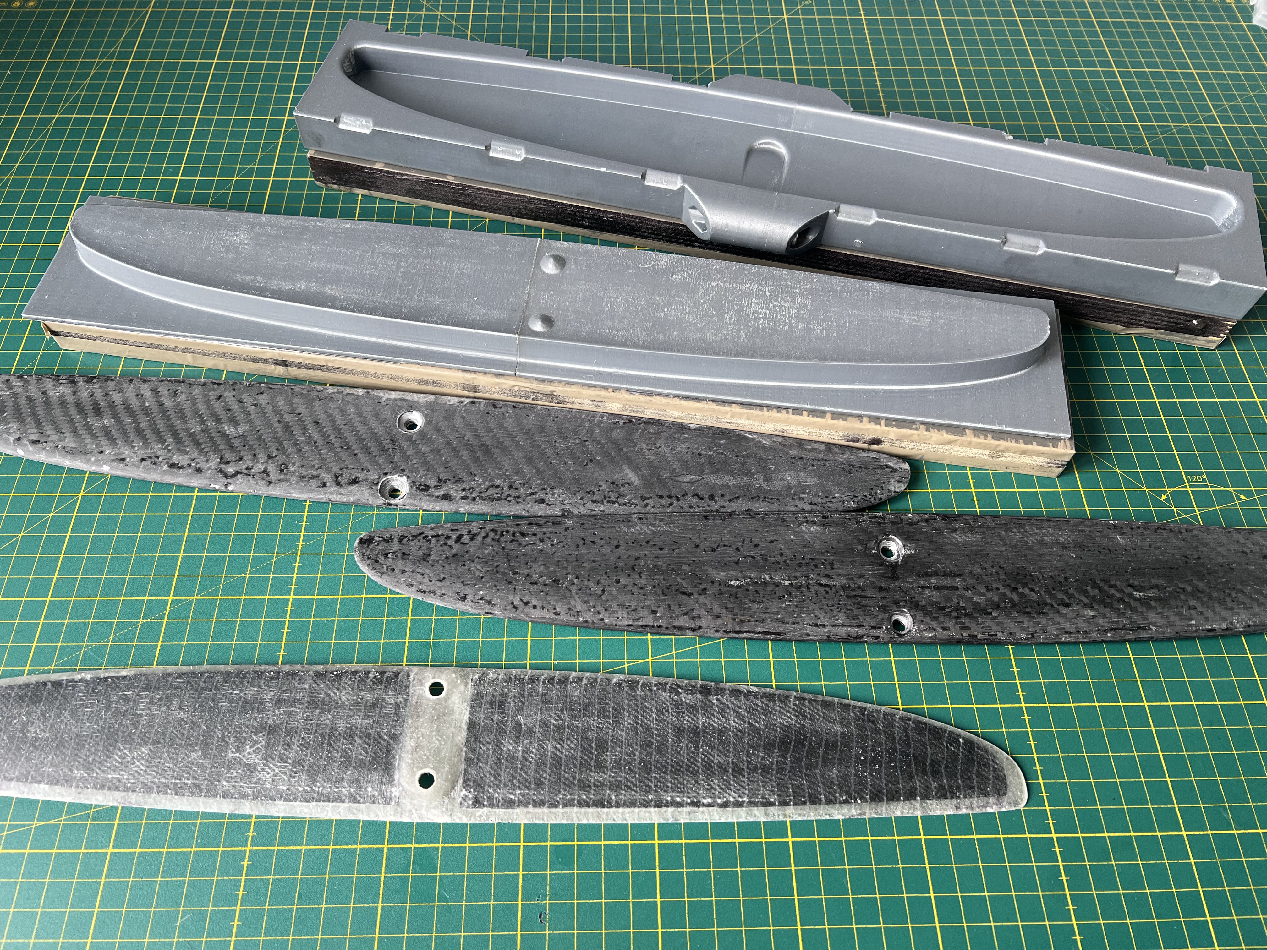 Hydrofoil stab compression mold