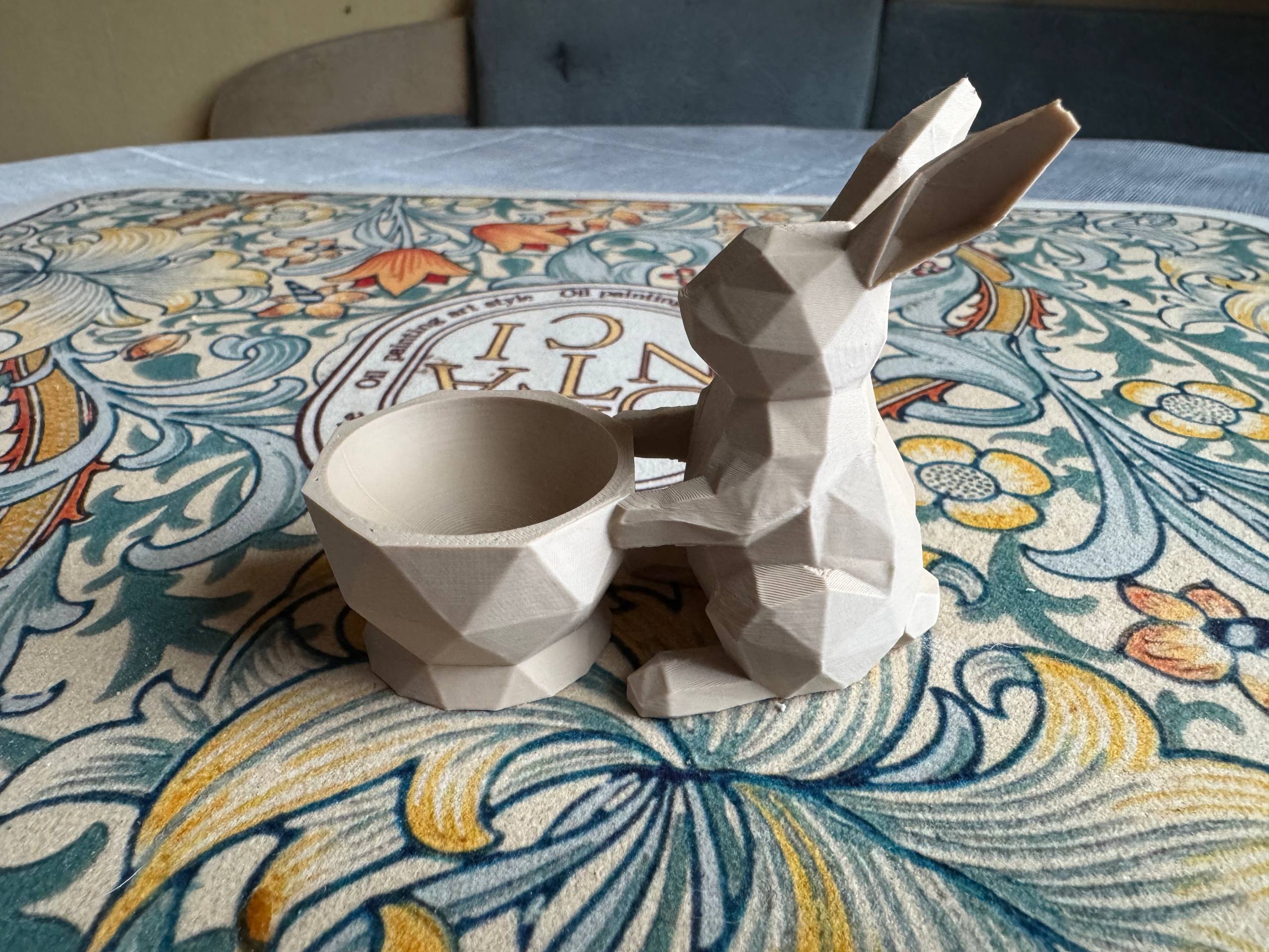 Miniatura 2 do modelo 3D Low Poly Easter Bunny Egg Cup