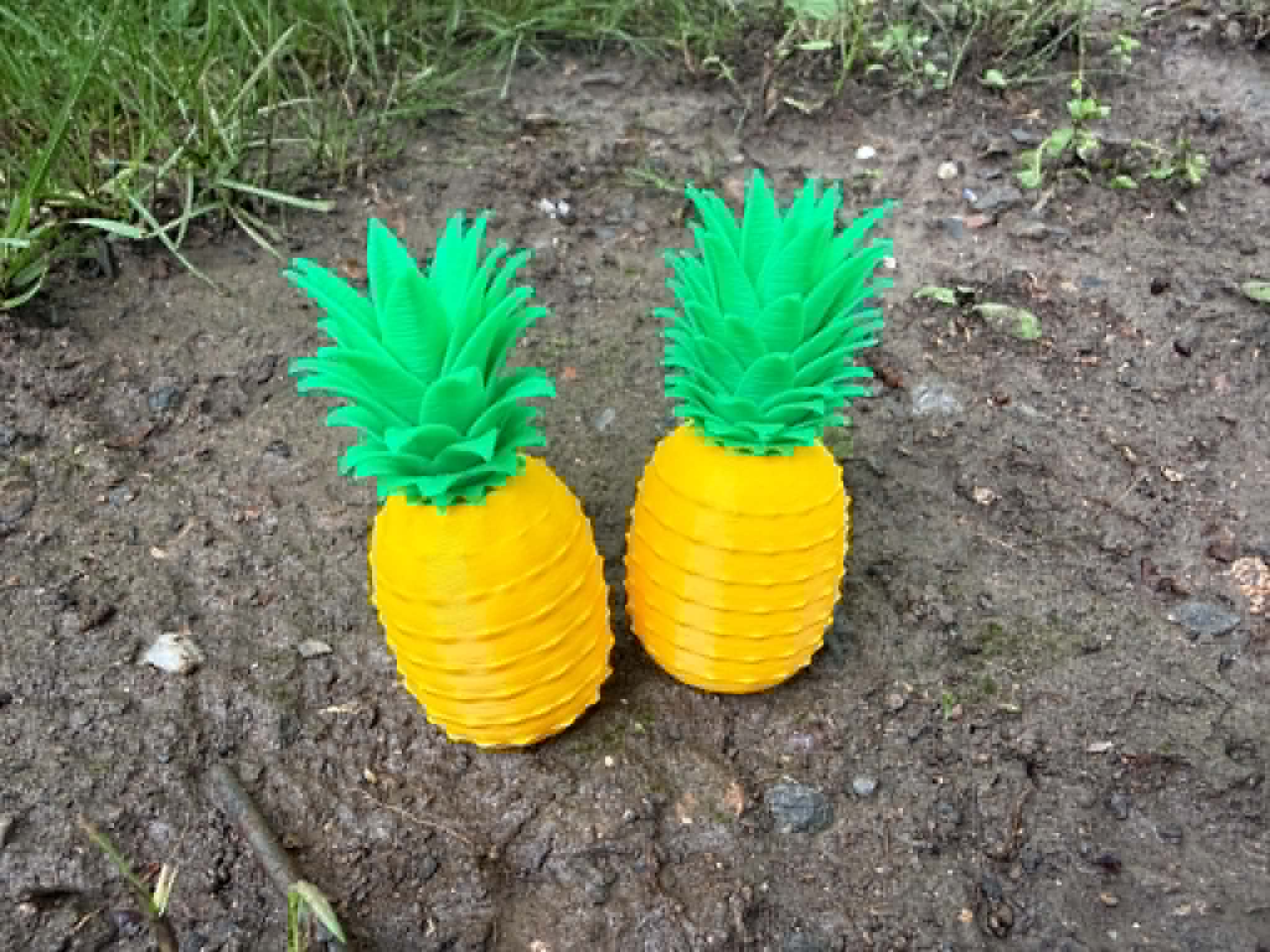 Miniatura 2 do modelo 3D Realistic pineapple miniature