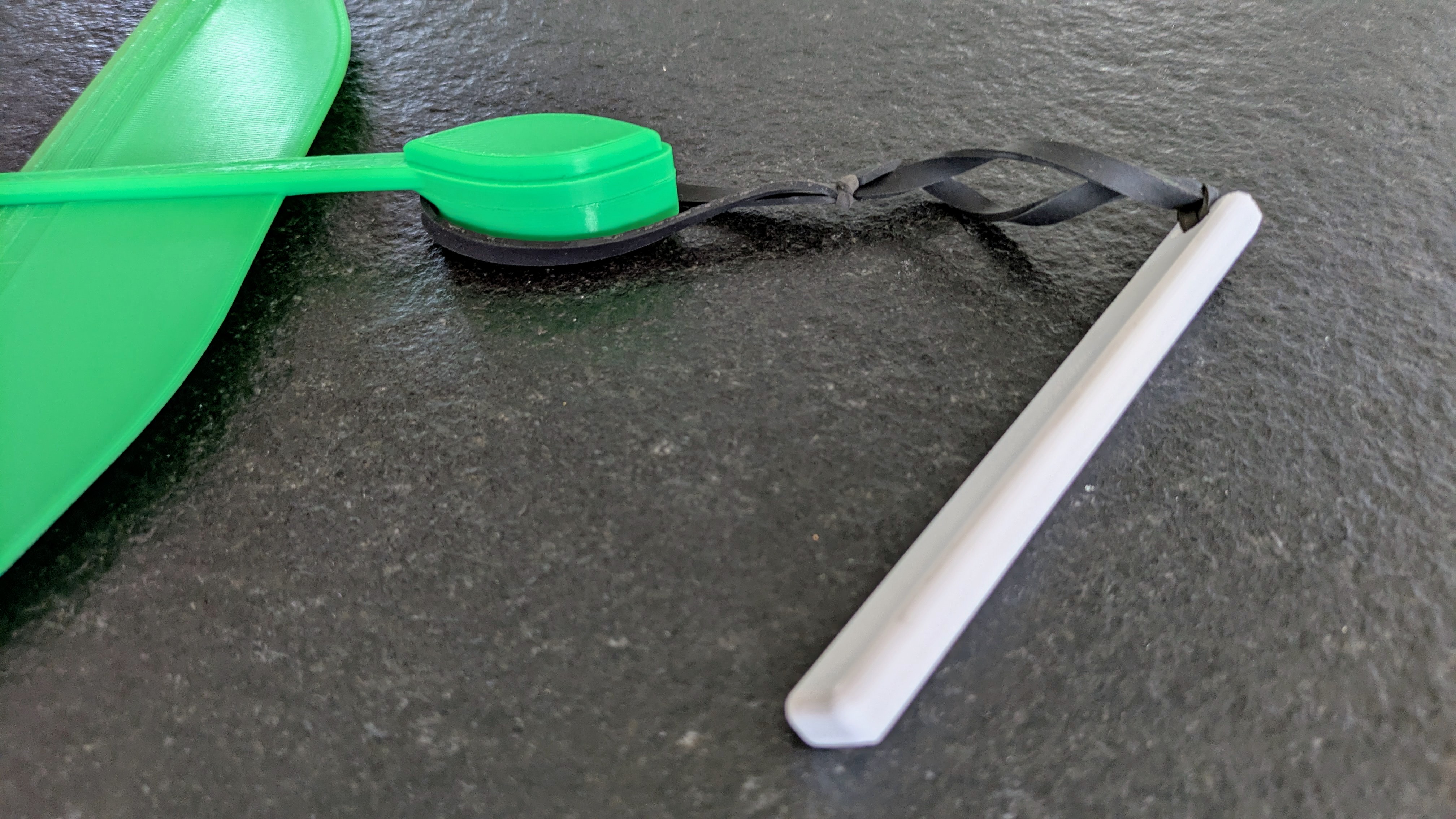Gummiband-Gleiter — miniatura 3