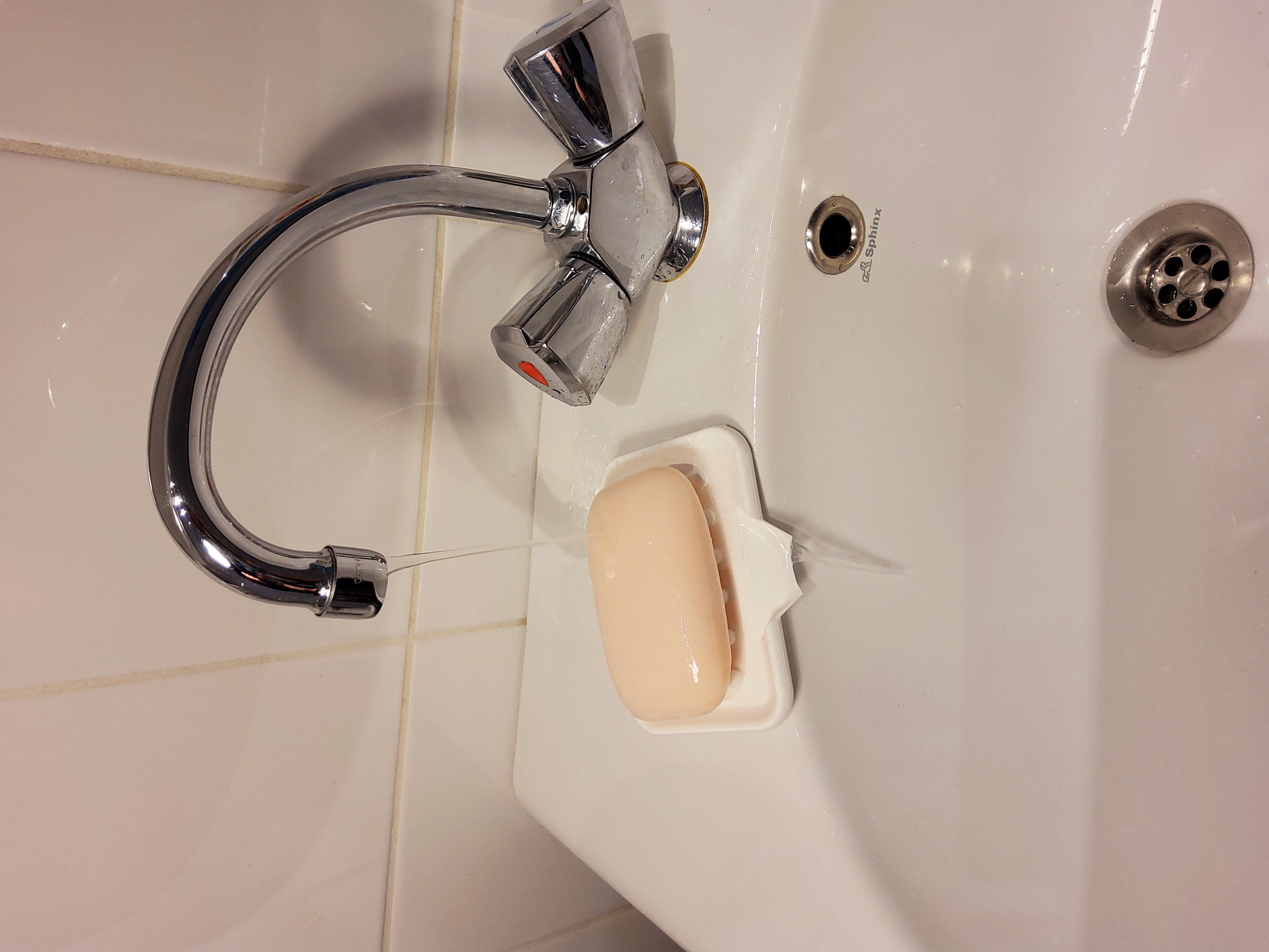 Self draining soap holder