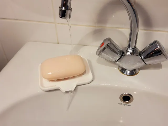 Self draining soap holder