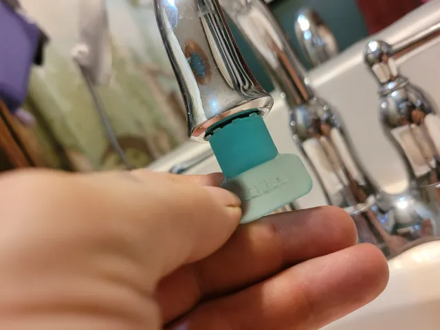 Recessed faucet aerator removal/installation tool