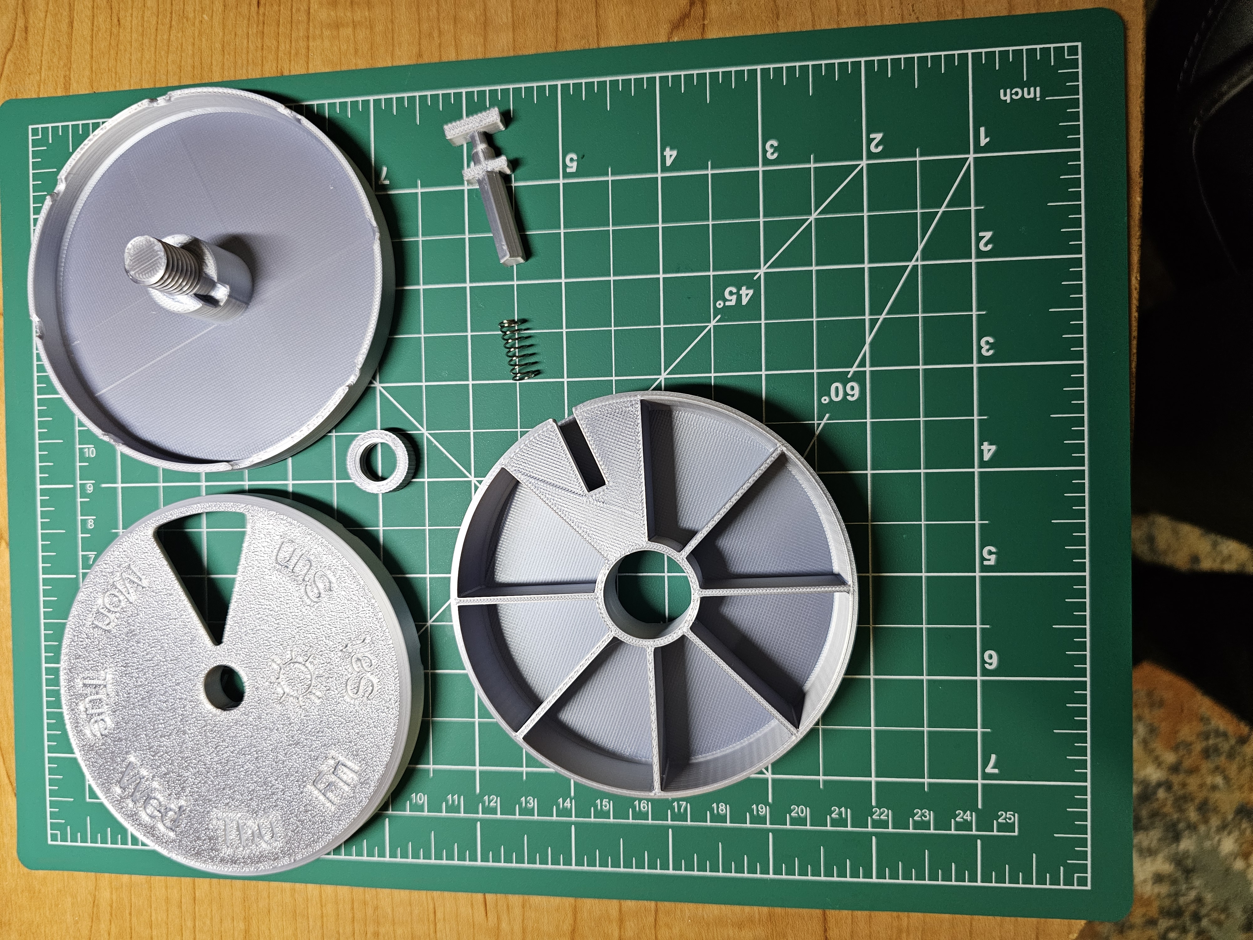 Rotating Pill Organizer with Spring-Lock Mechanism — STL Grátis | 3DFinder