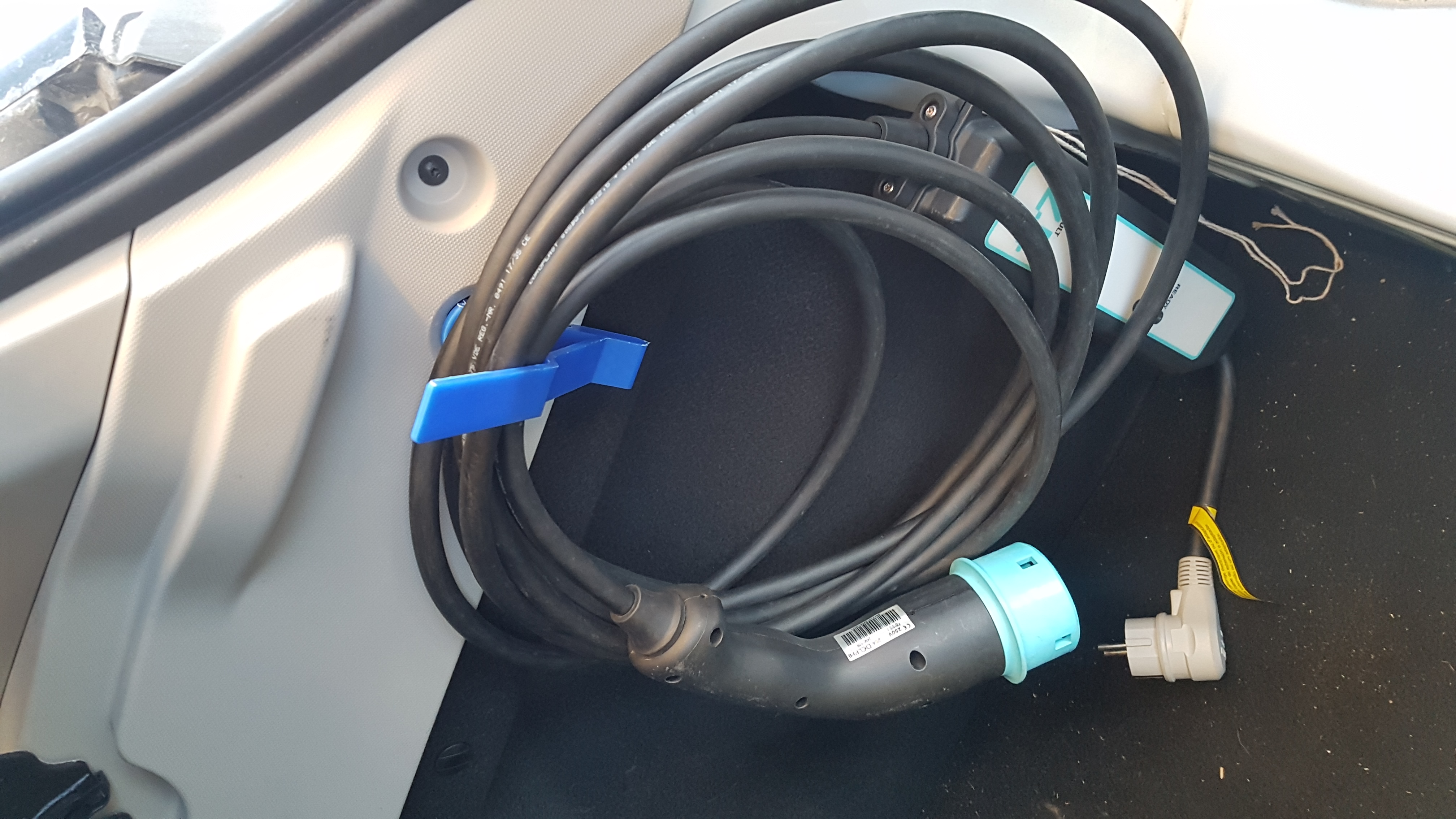 Free STL file Renault ZOE Flexloader support with cable support