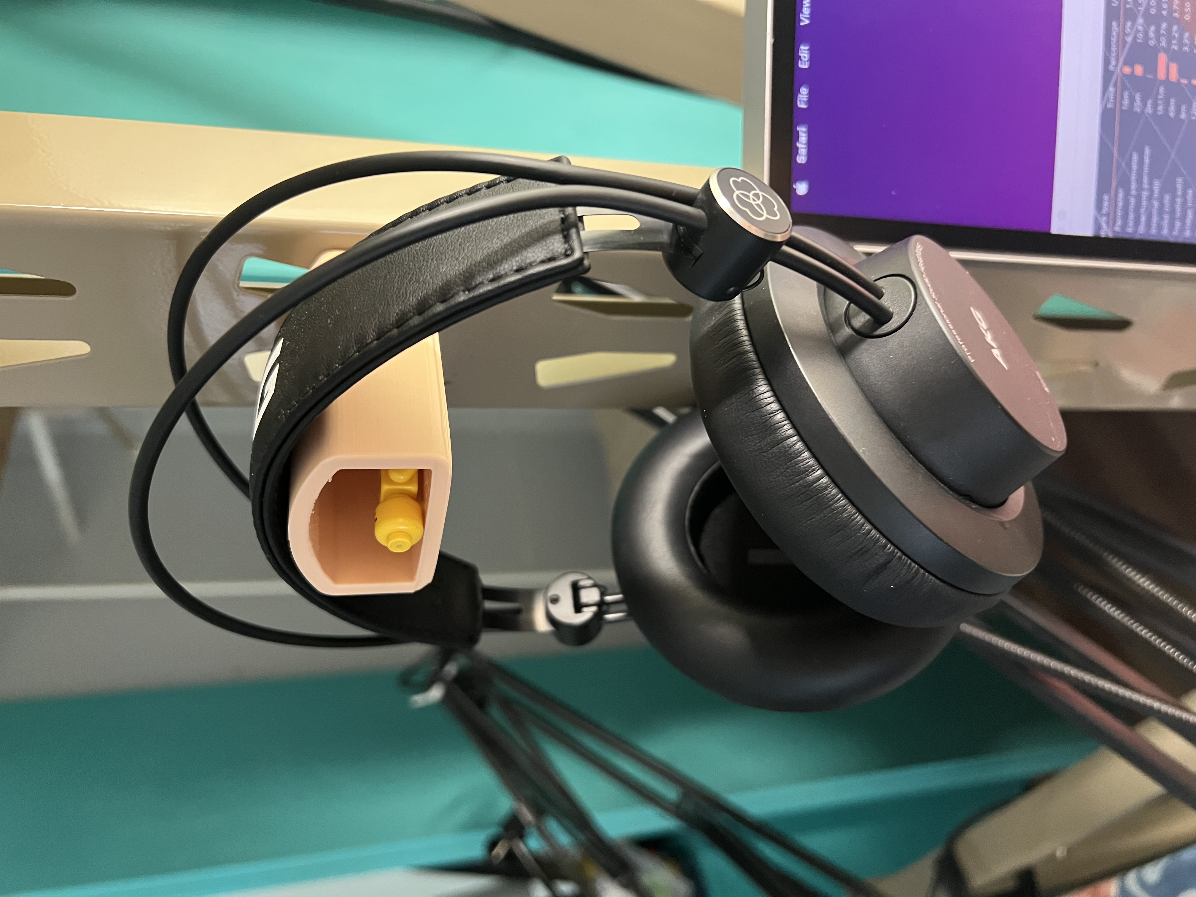 metal end frame-compatible headphone holder