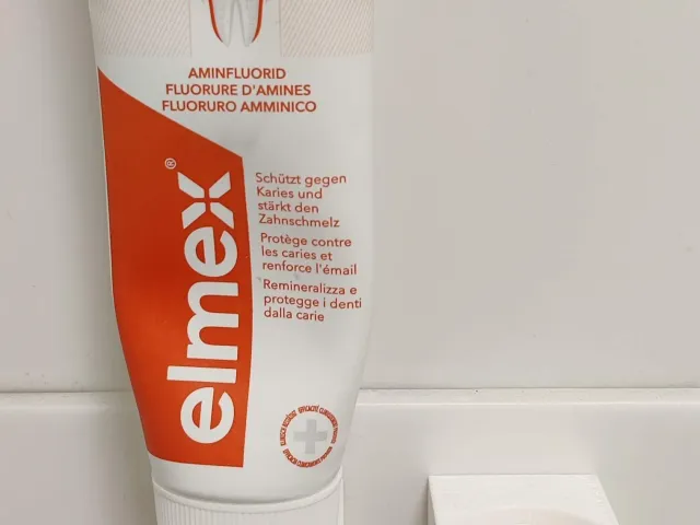 Toothpaste holder (no drilling)