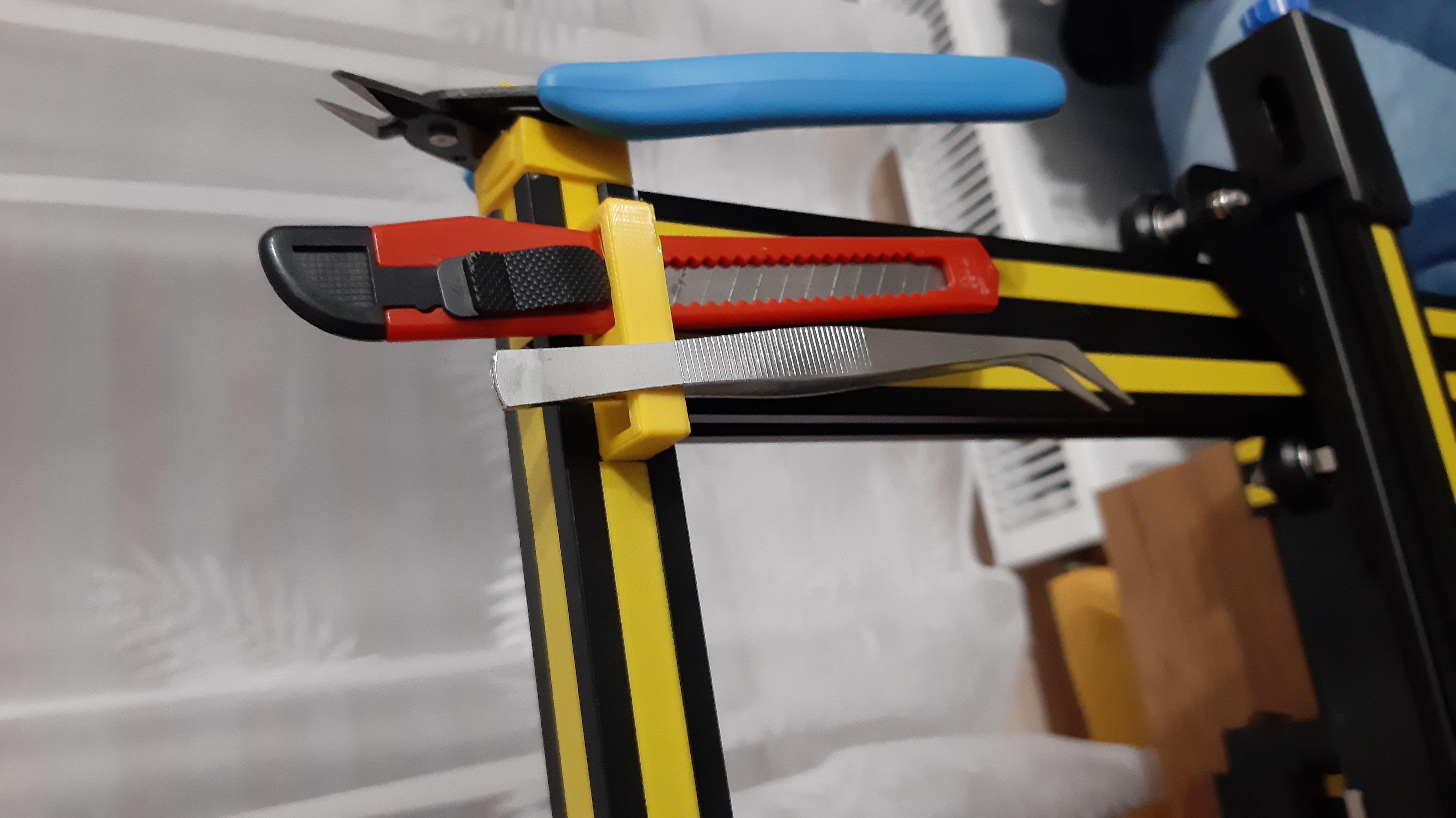 Tweezer holder and cutter for the Ender3V2