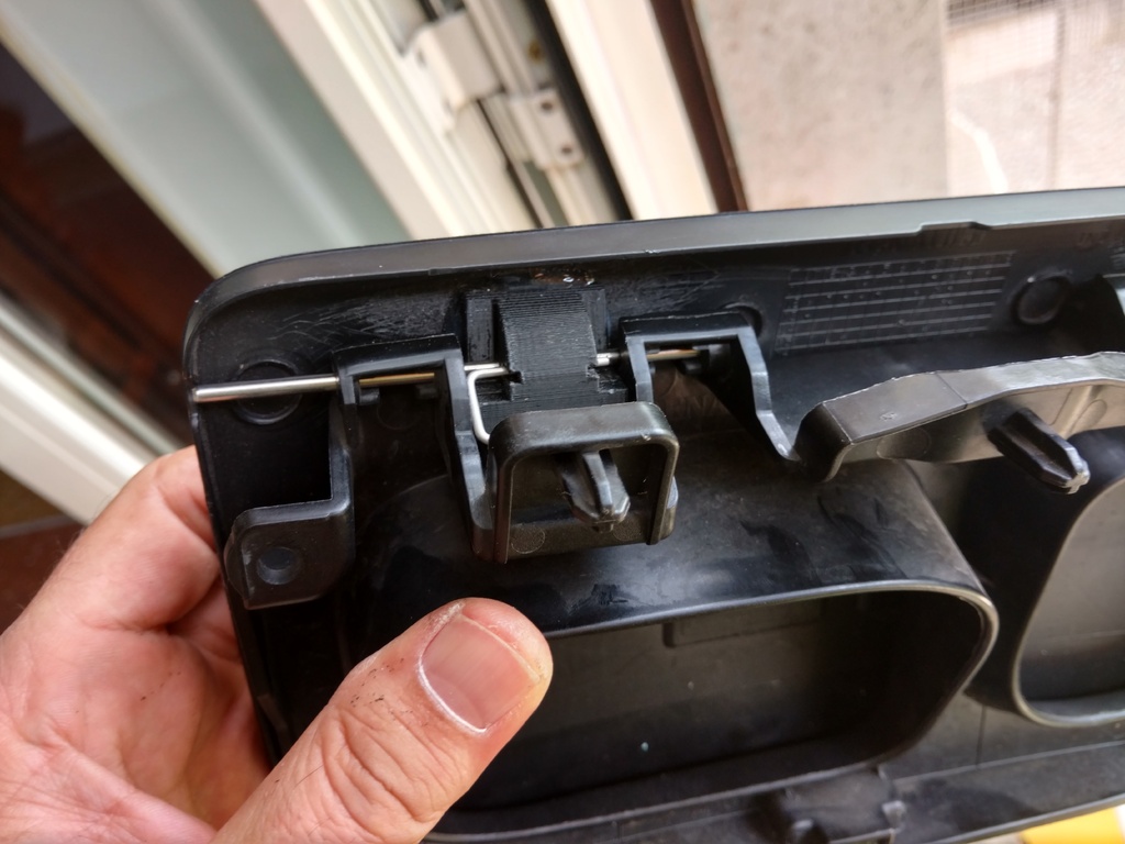 RENAULT TWIZY FRONT PANEL HINGES