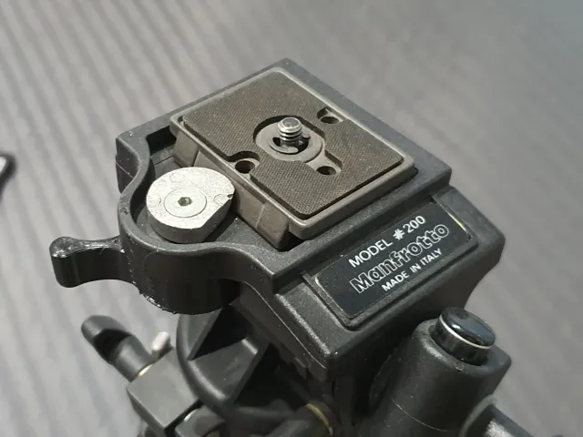 Manfrotto 200 plate release lever