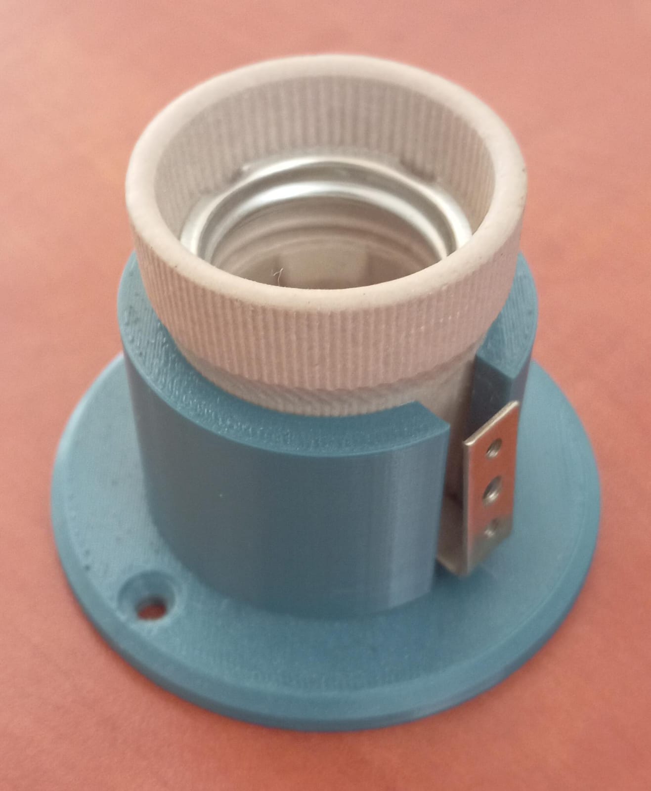 Plastic mount for a ceramic E27 lightsocket.