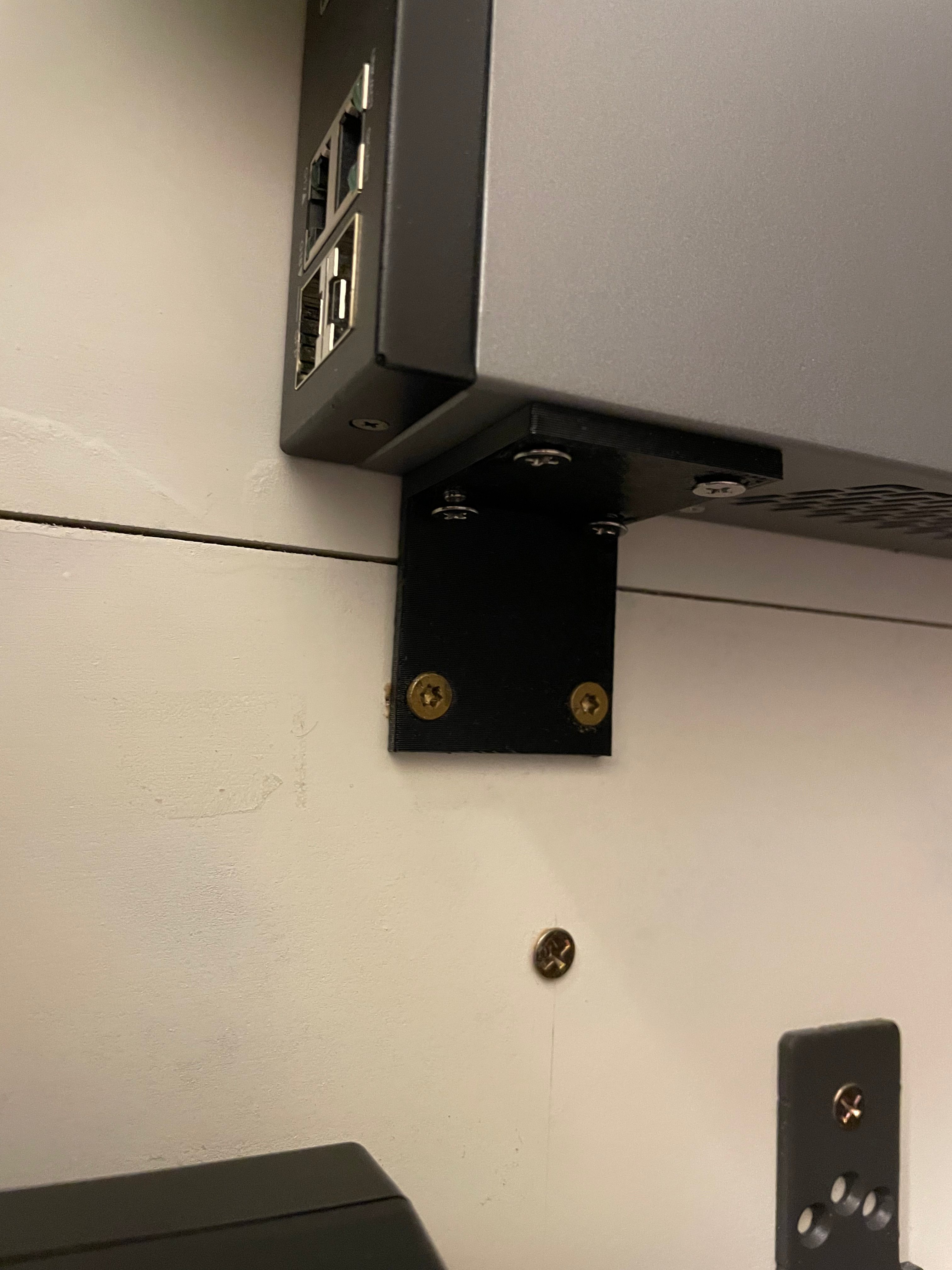 Miniatura 2 do modelo 3D Network Switch Wallboard Bracket