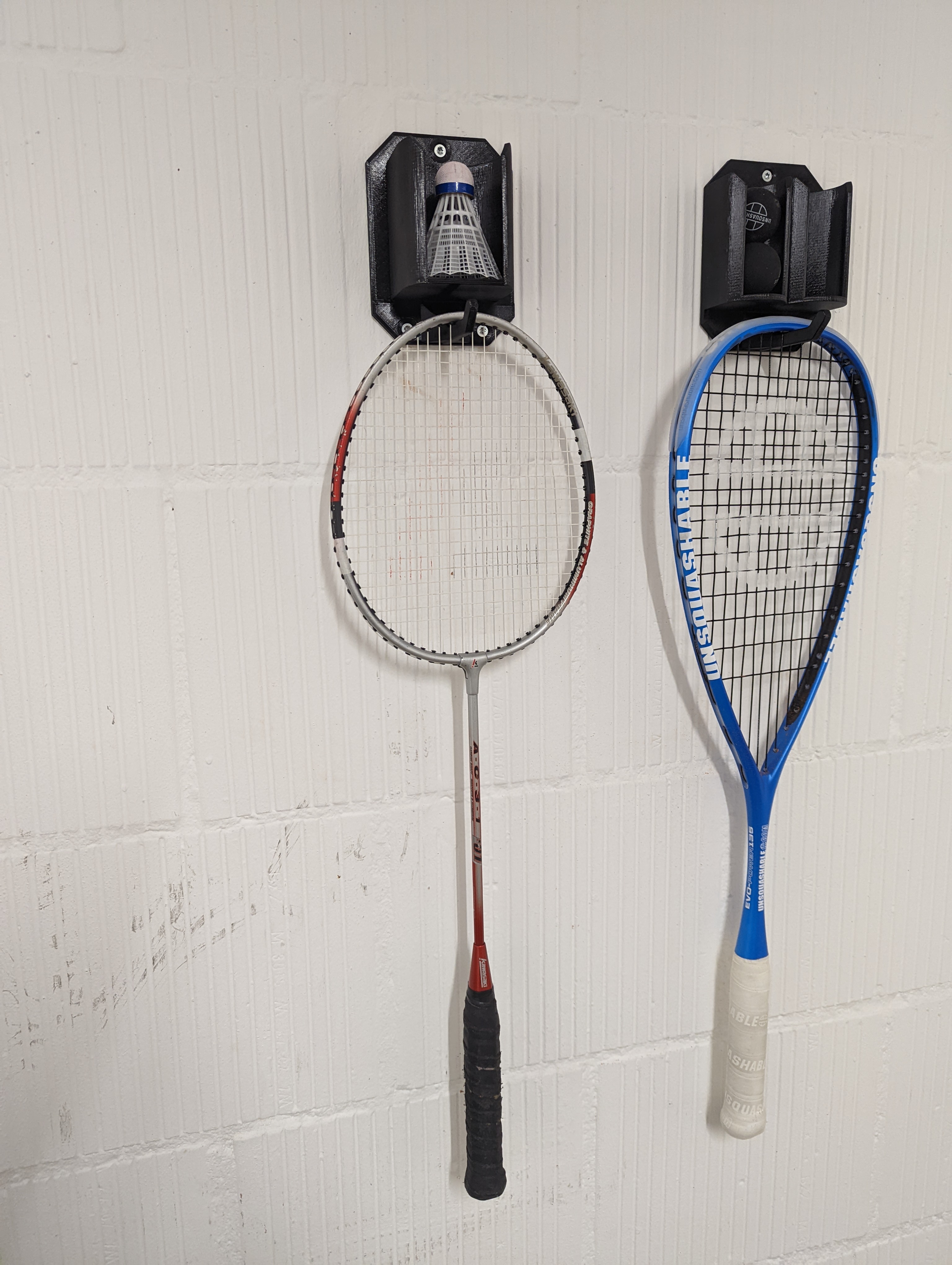 Badminton racket + shuttlecock wall holder