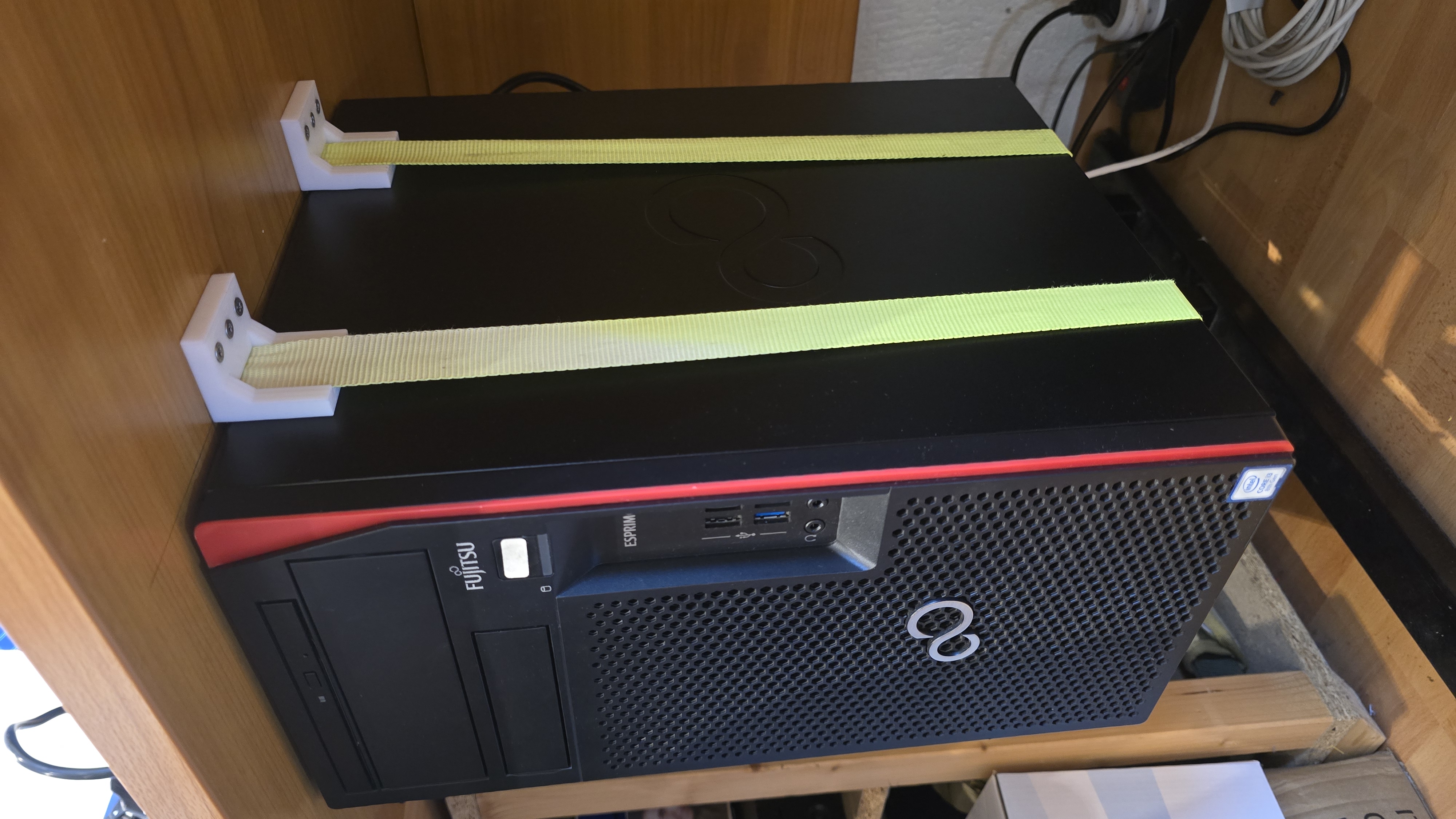 PC mounting bracket for suspended installation