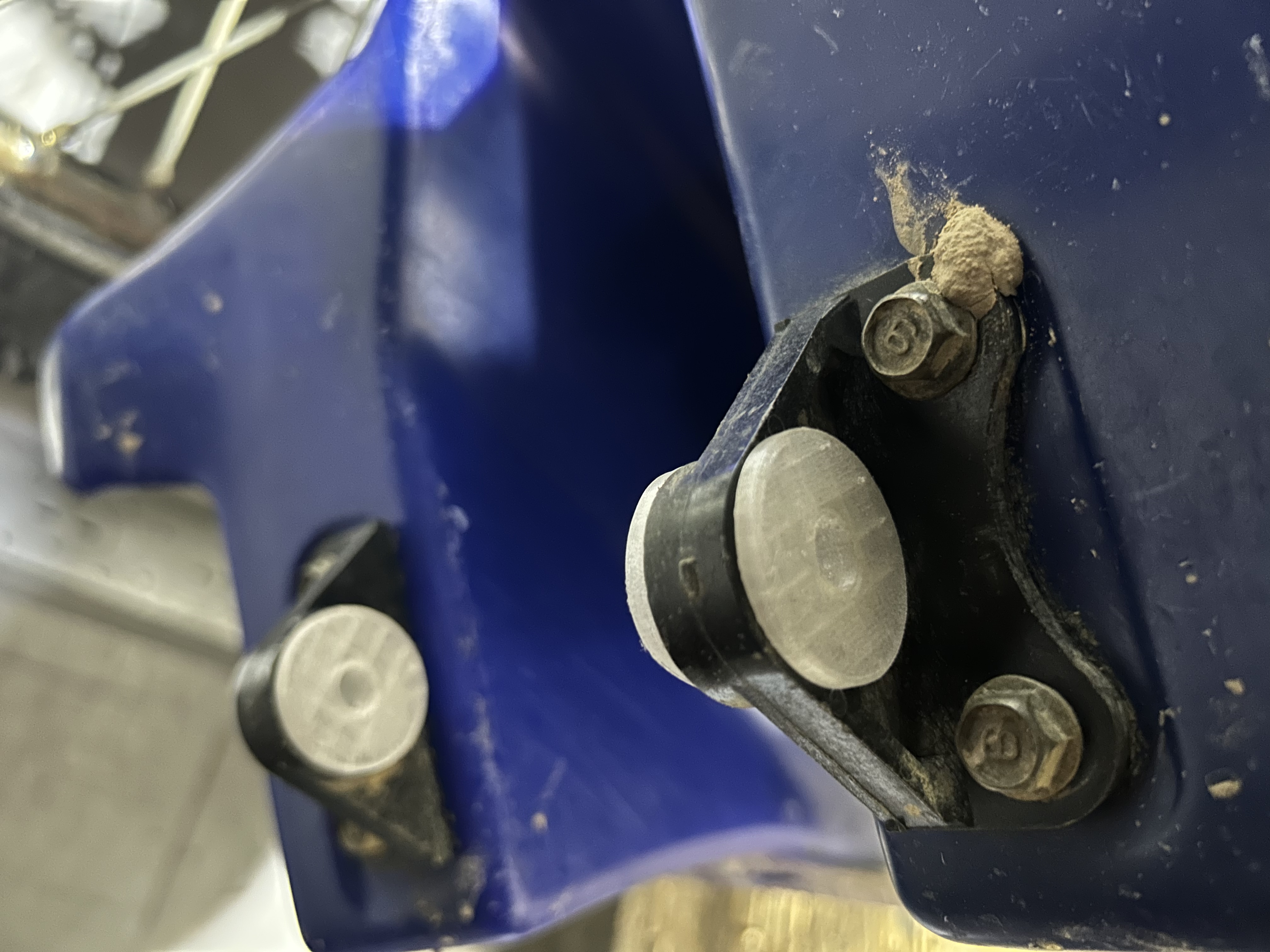 Fuel tank mounting grommet
