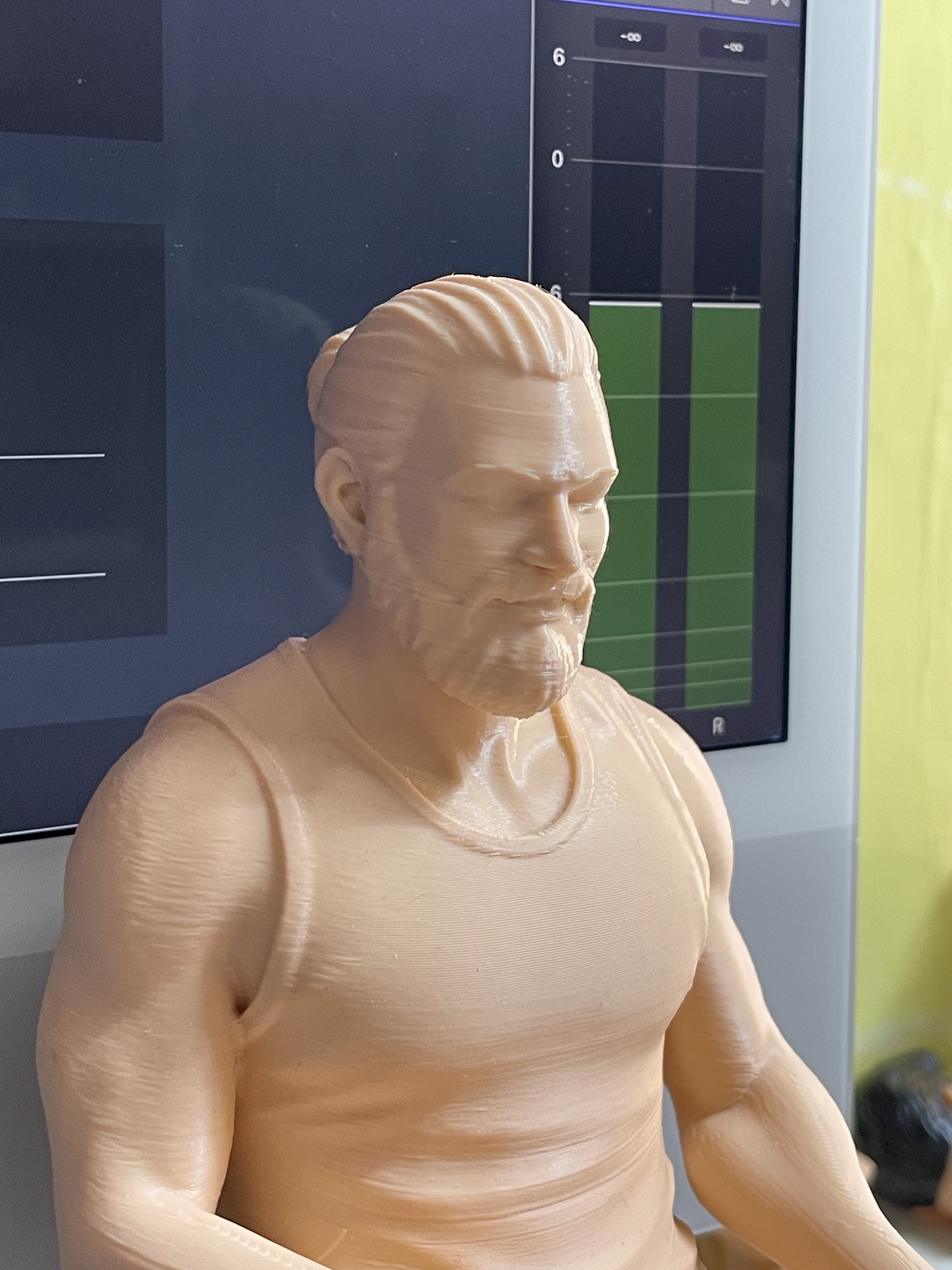 Miniatura 4 do modelo 3D Man sitting 1/10 scale