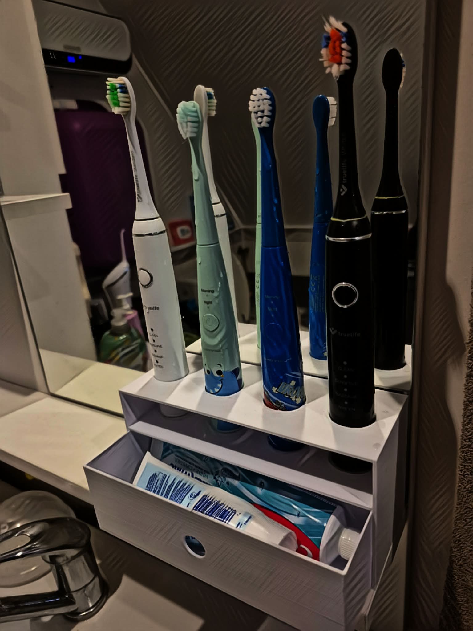 Toothbrush holder with drawer ( Stojan na zubní kartáčky )