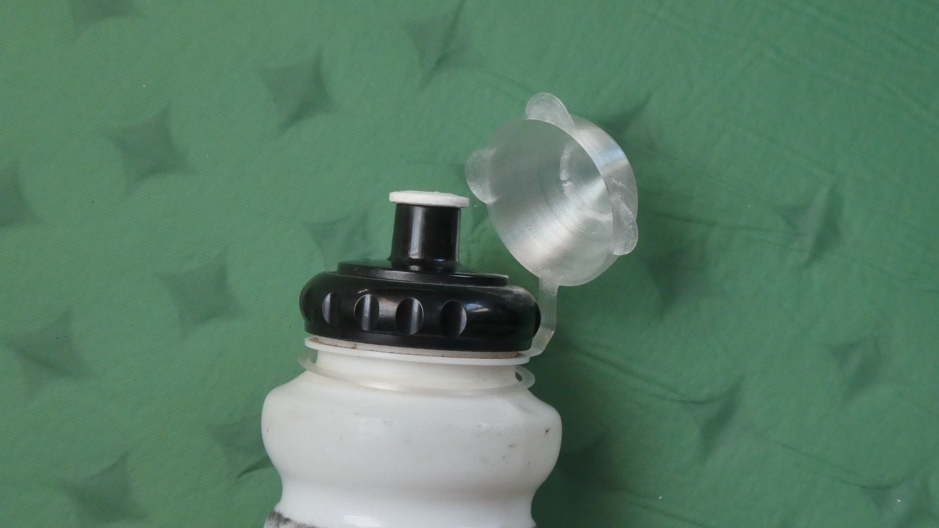 Bike bottle anti-dust cap (for M-WAVE bottle + FreeCAD source and STEP for customization)