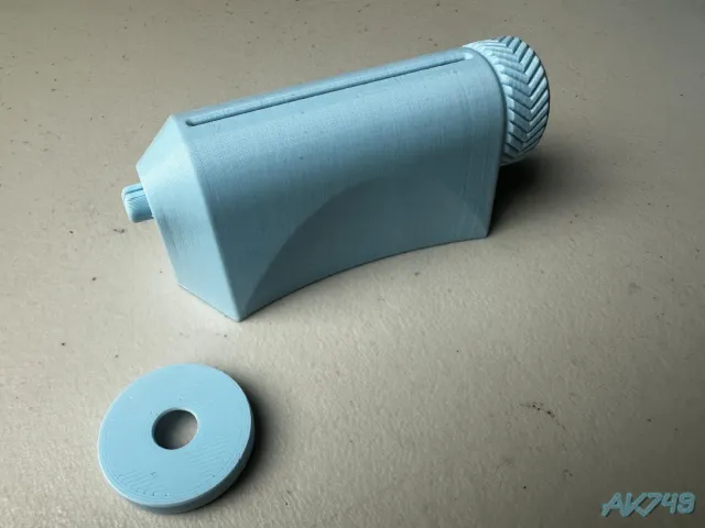 Ratchet toothpaste tube squeezer