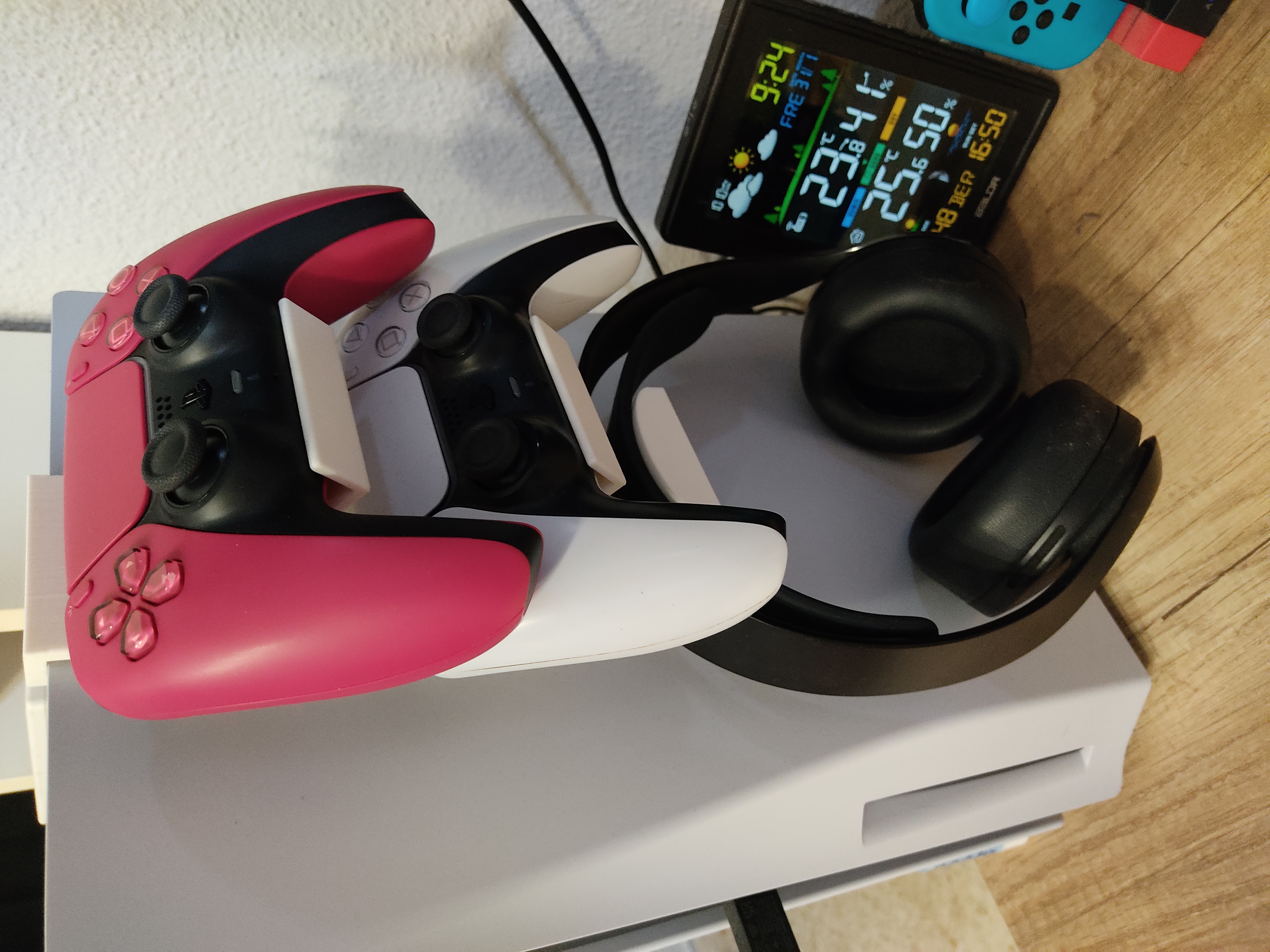 Playstation 5 Dualsense x2 and Headphone PS5 Clip