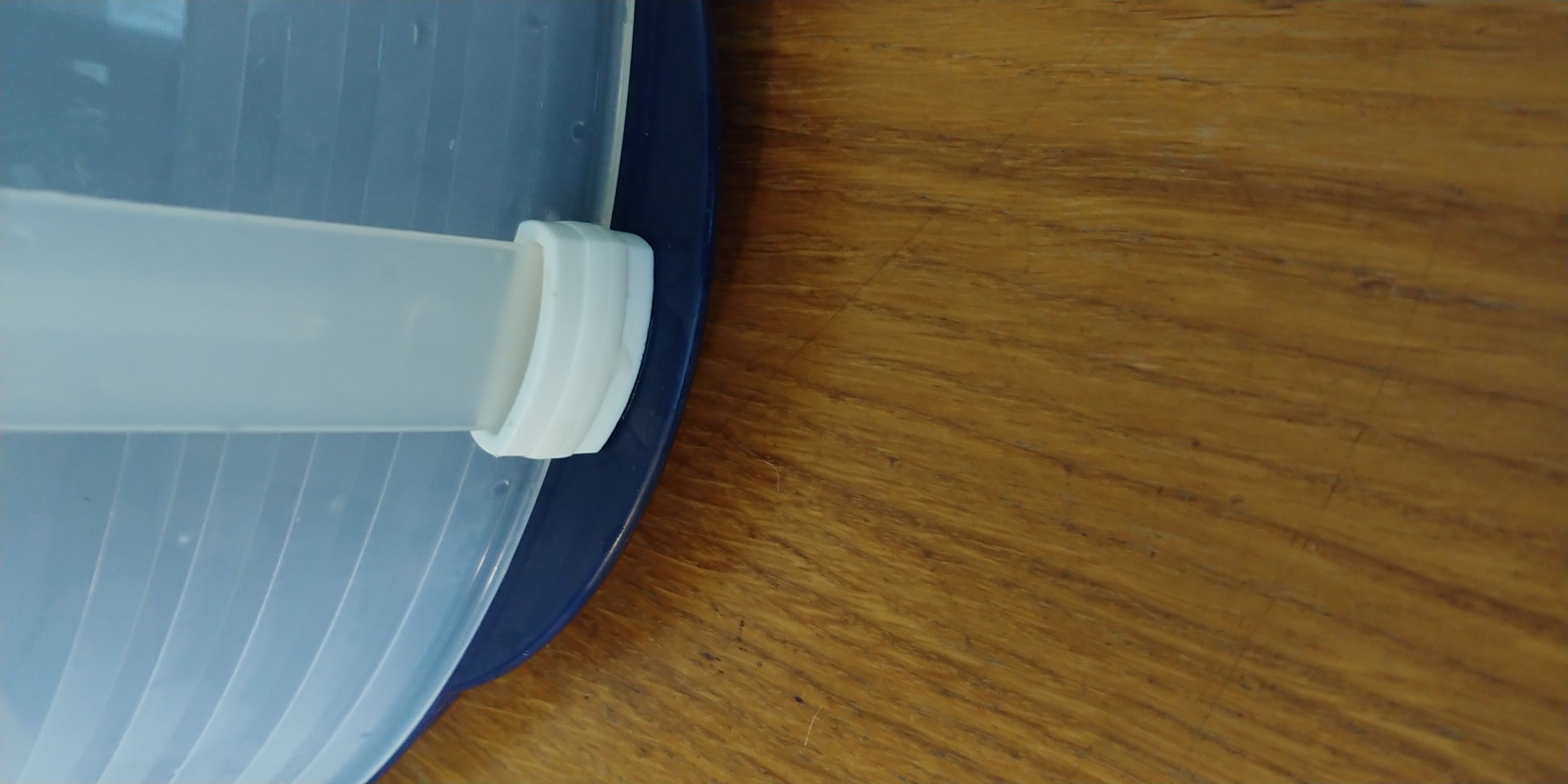 Miniatura 2 do modelo 3D Tupperware Round Cake Taker Lock.