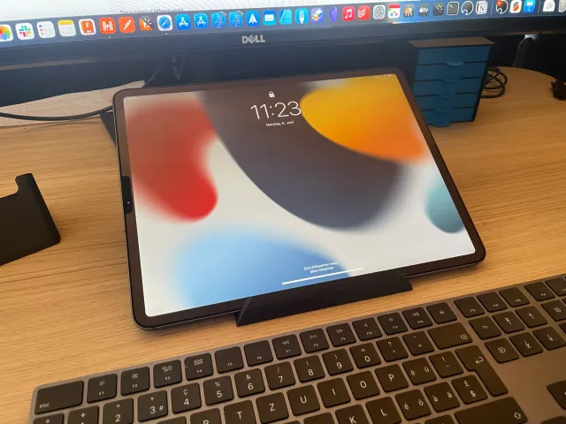 iPad Pro (12.9", 3. Generation) stand