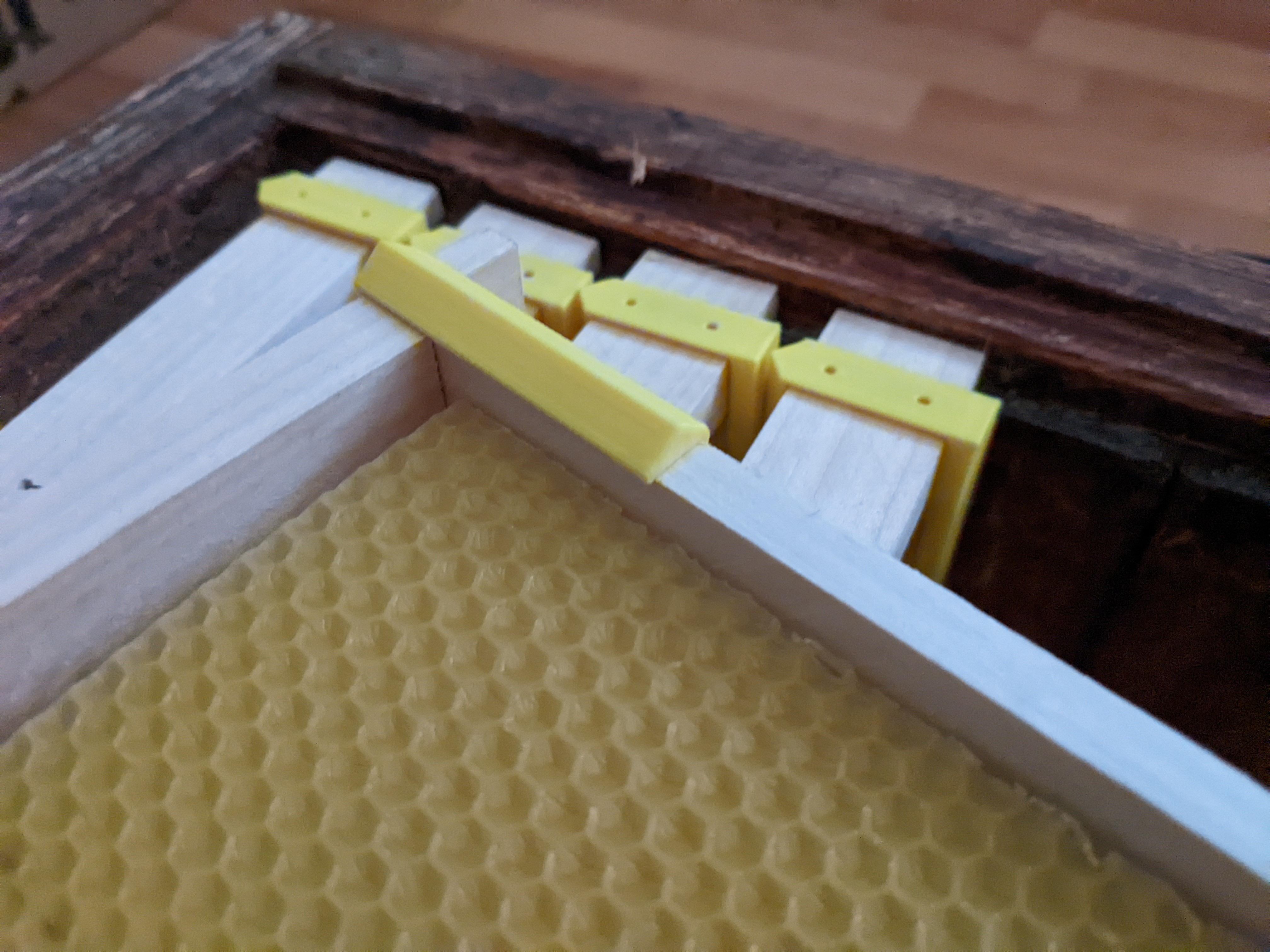 Beehive 25mm frame click-on Hoffmann spacer | Mezerník styl Hoffmann na včelí rámky 25mm